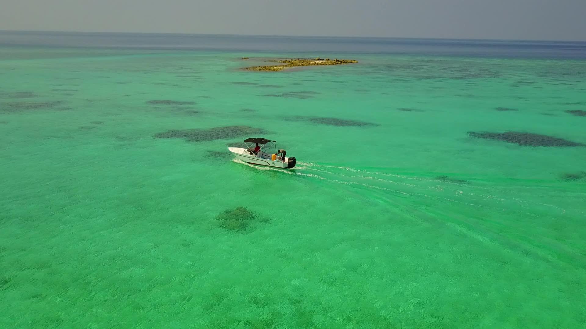 豪华海湾海滨航程的宽角性质在海面附近背景为白色沙滩视频的预览图