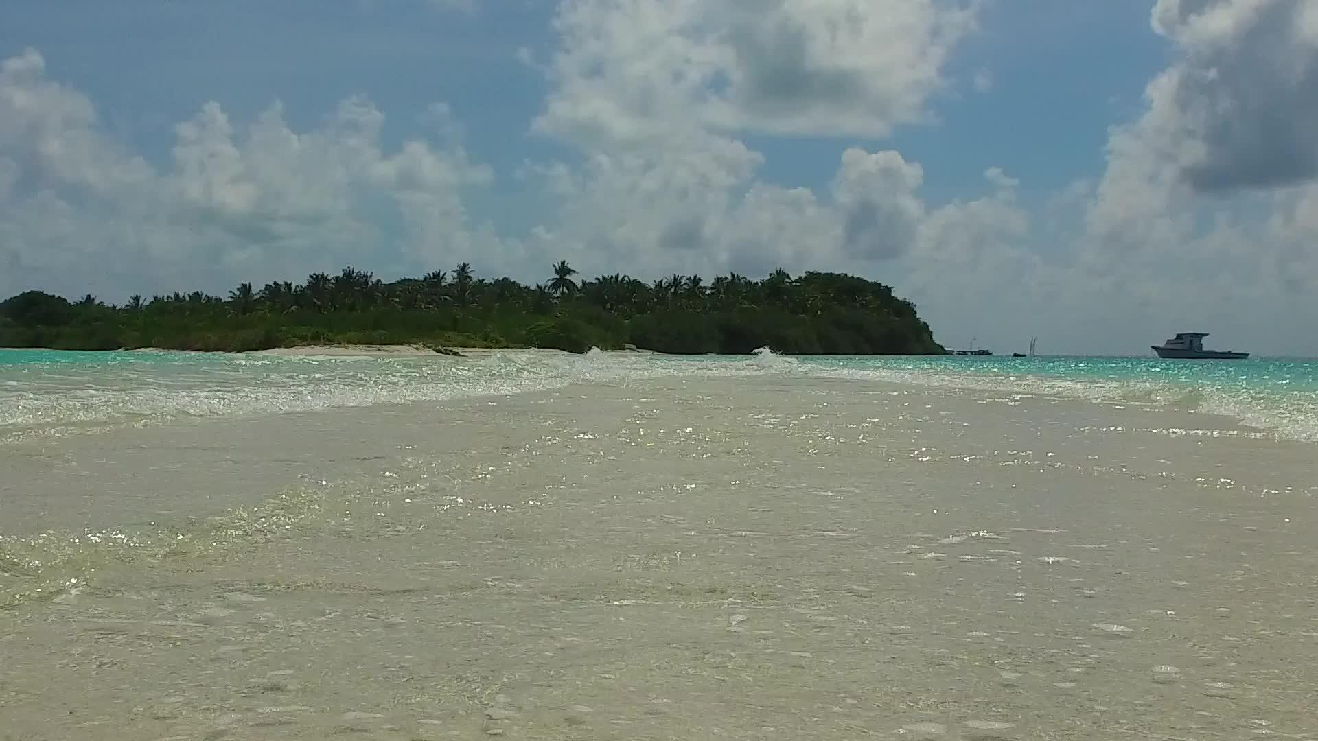 完美的岛屿海滩背景是透明的海洋和日落前明亮的海滩背景视频的预览图