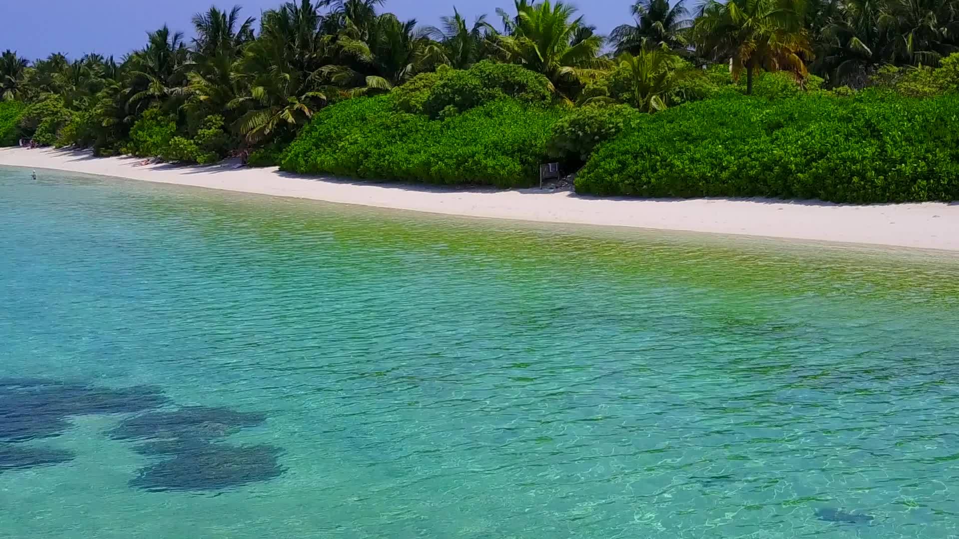 蓝色海洋热带度假海滩生活方式靠近冲浪干净的沙滩背景视频的预览图