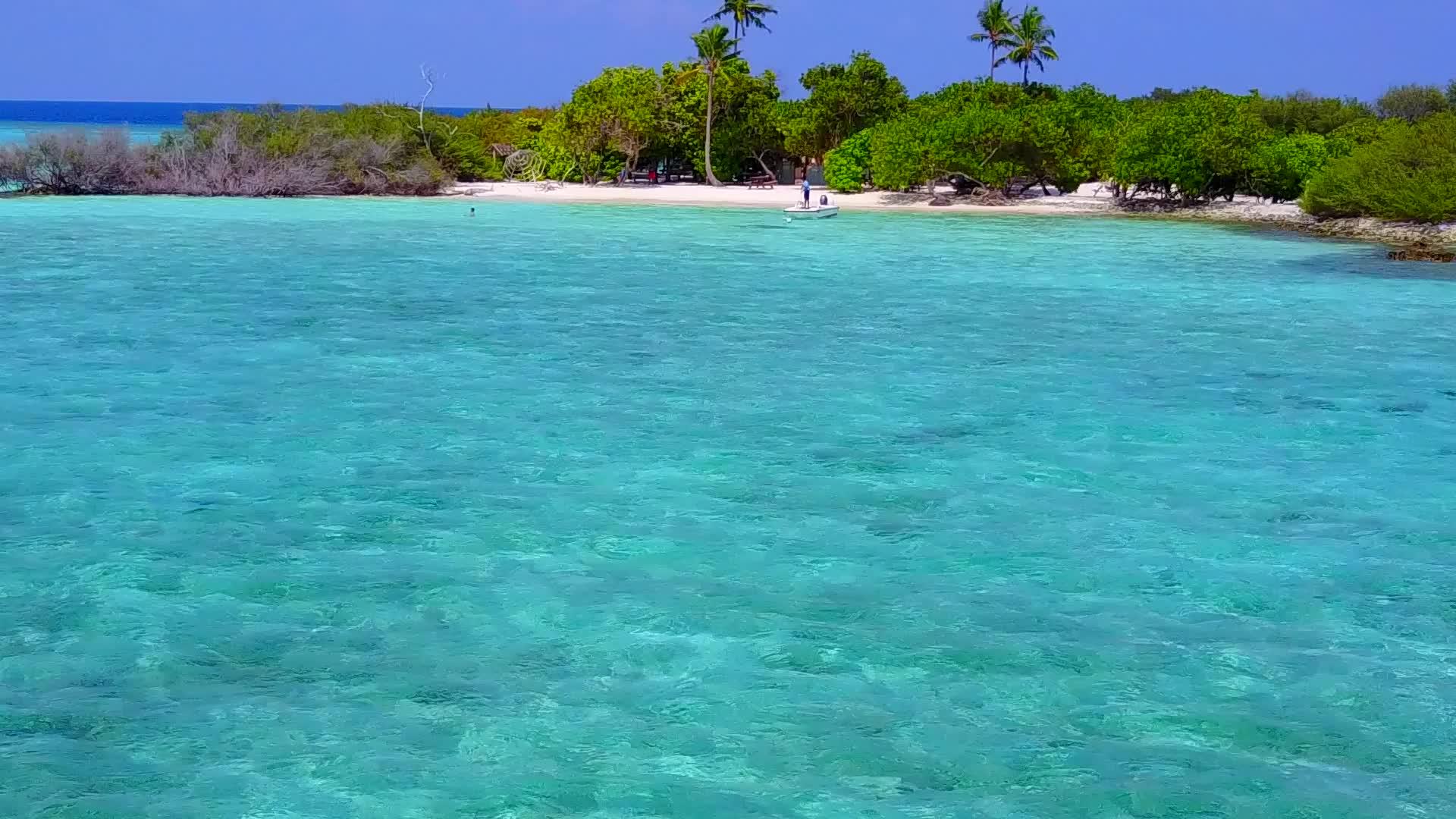 蓝色完美的泻湖度假村附近有明亮的沙色背景视频的预览图