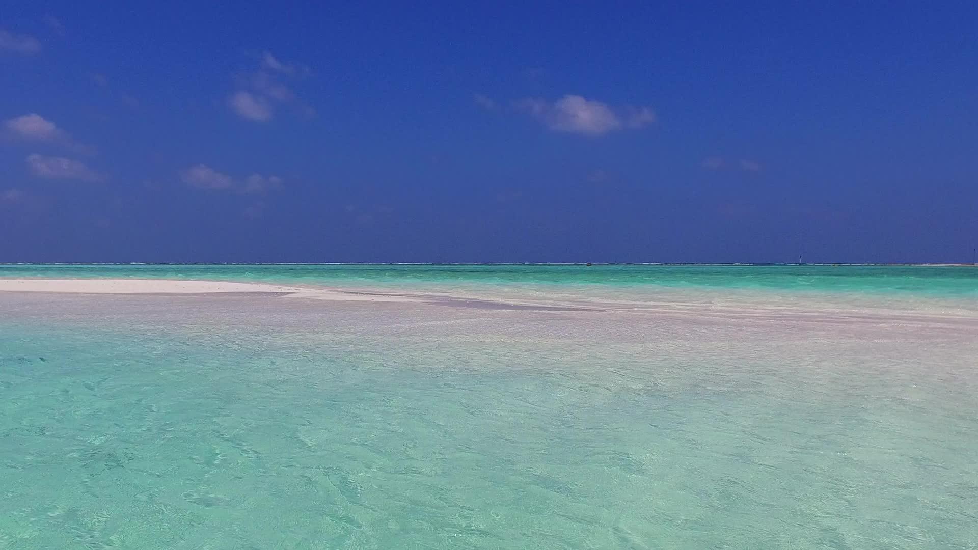 沙洲附近的蓝绿色水和白色沙滩背景完美的海岸海滩冒险温暖的旅行视频的预览图