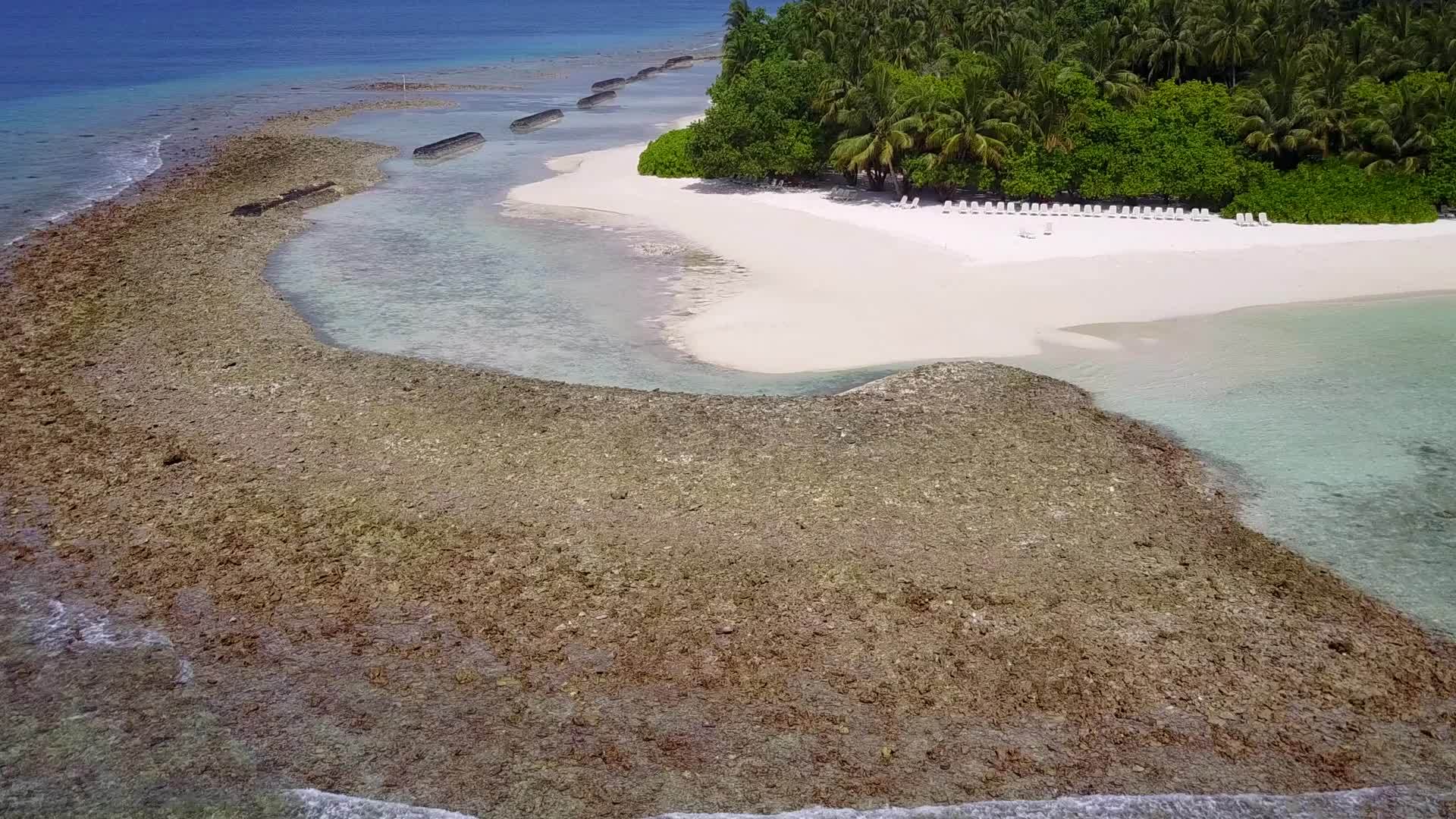 在温暖的阳光下有白色的海滩度假胜地视频的预览图