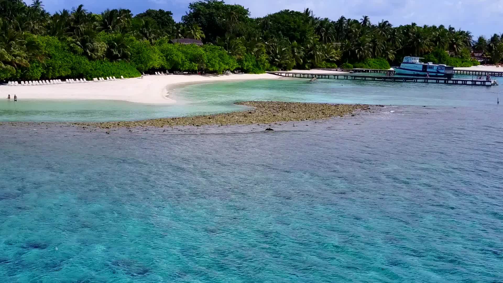 蓝色环礁湖的海滩视频的预览图