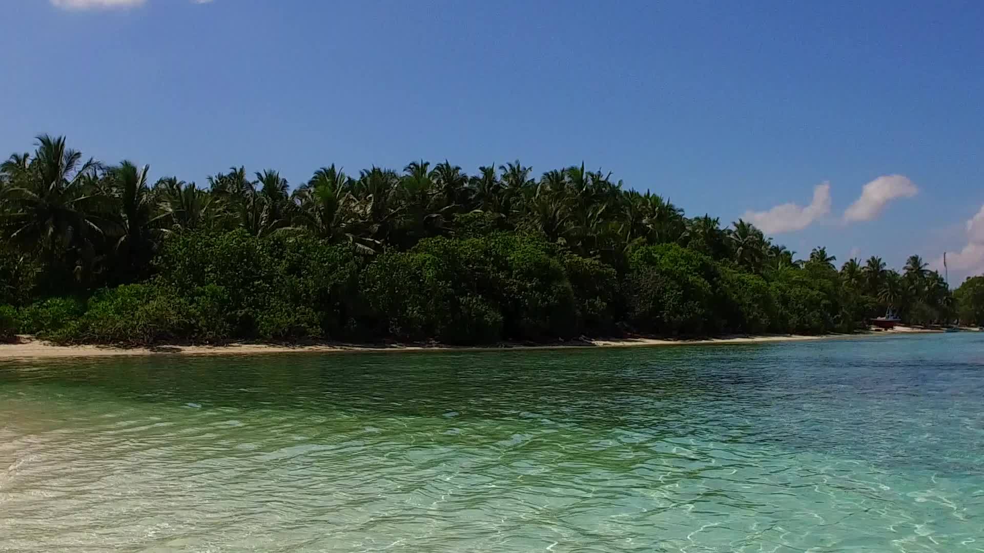 珊瑚礁附近的白沙背景透明的海岸海滩广角景观视频的预览图