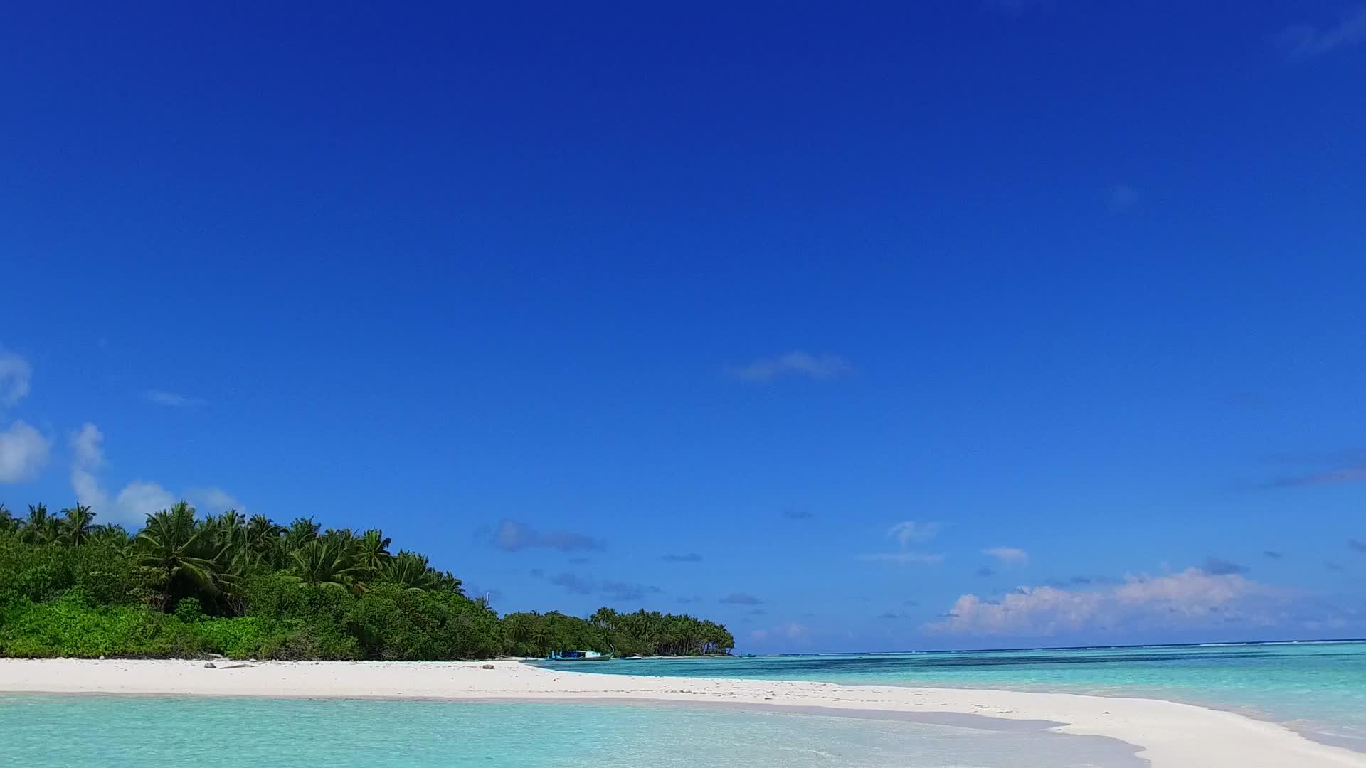 在水蓝环礁湖上放松度假胜地海滩附近有干净的沙土背景视频的预览图