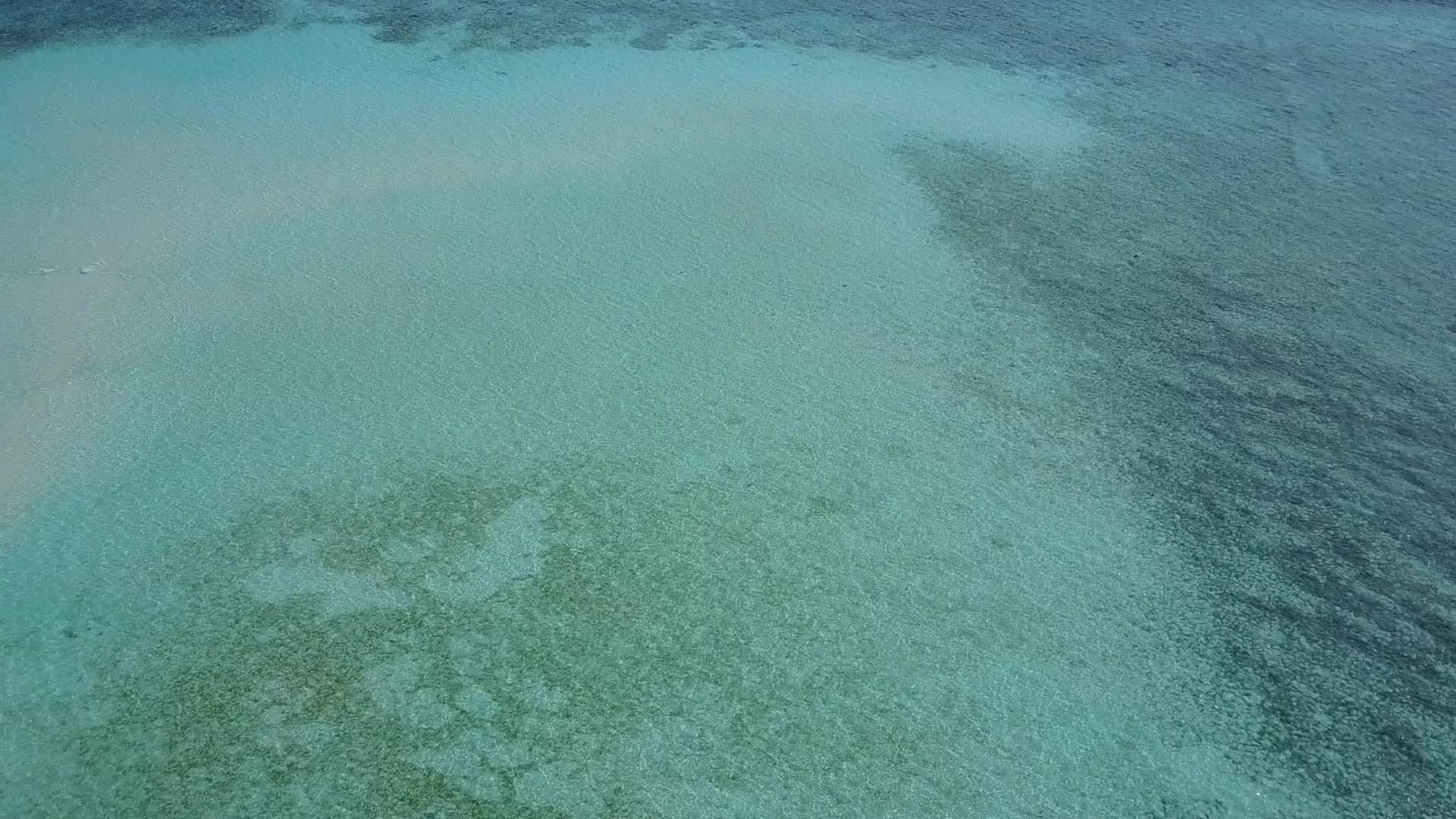 蓝色海洋和波浪附近的白色海滩背景复制了豪华海湾海滩生活视频的预览图