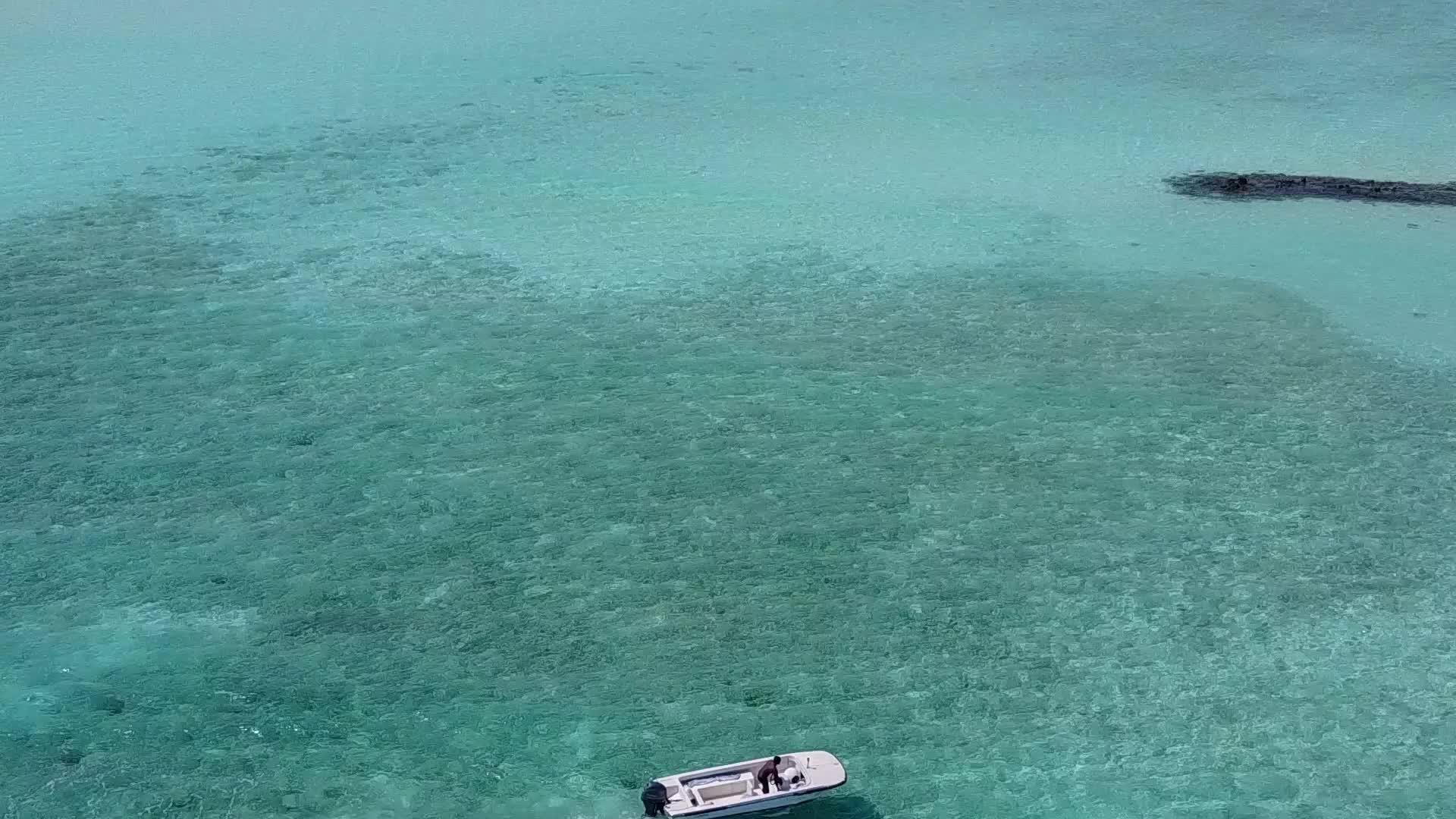 日出后以白沙为背景的蓝色环礁湖在海滩上浪漫旅行视频的预览图