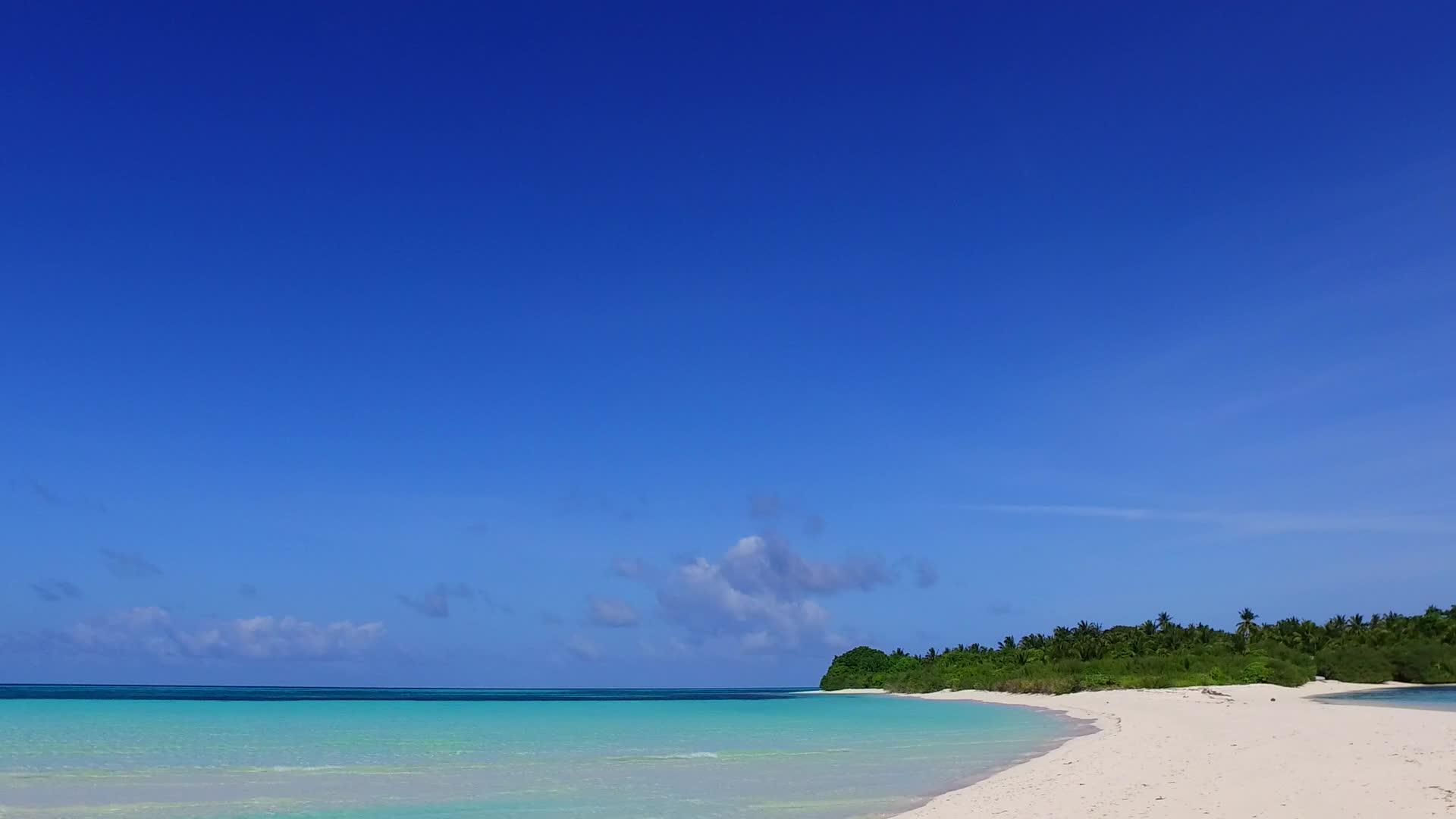 完美的岛屿通过透明的海洋和接近冲浪的白色沙沙背景进行视频的预览图