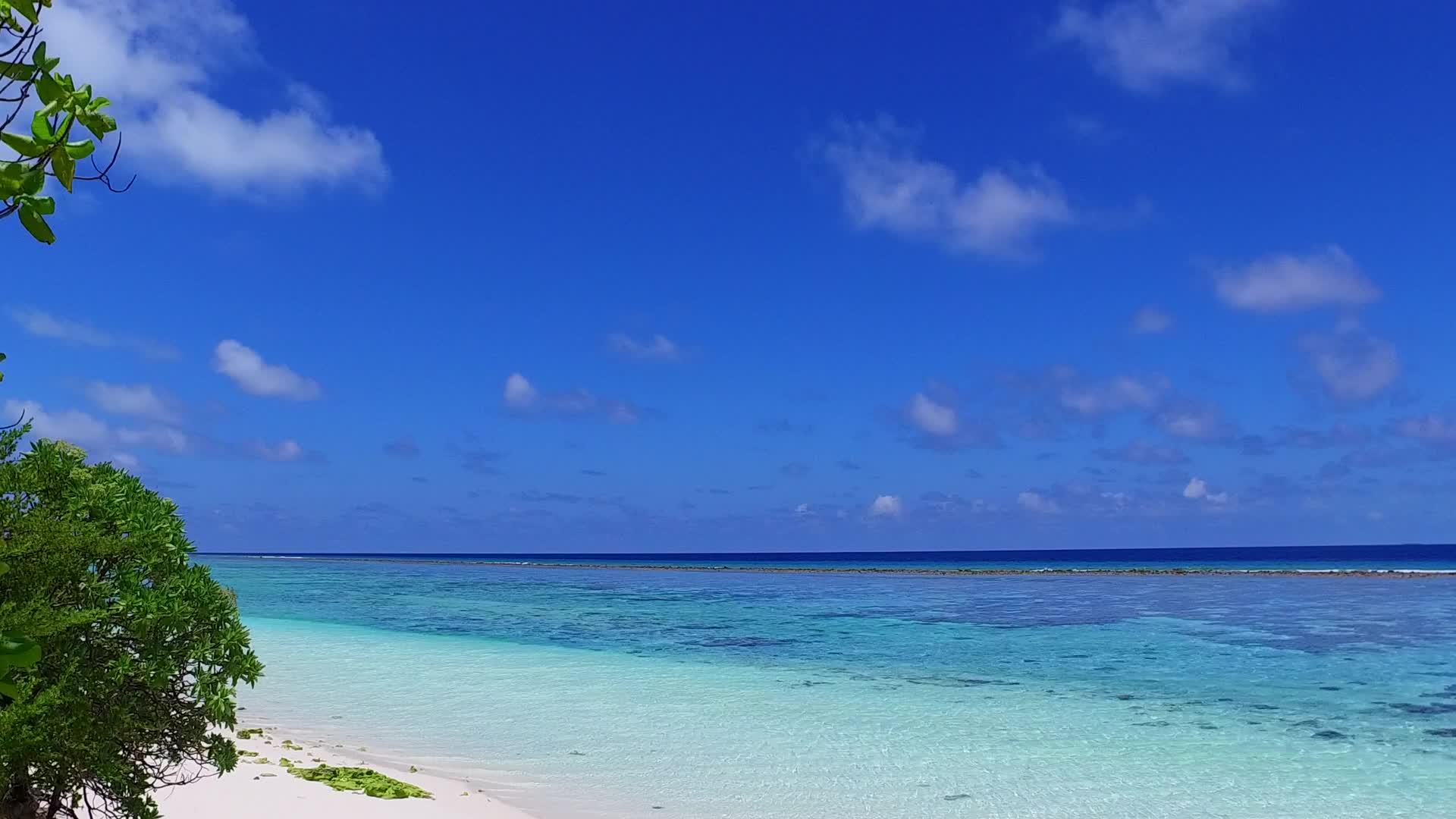 荒凉的海滩海滩靠近度假胜地的清水和白色海滩背景视频的预览图