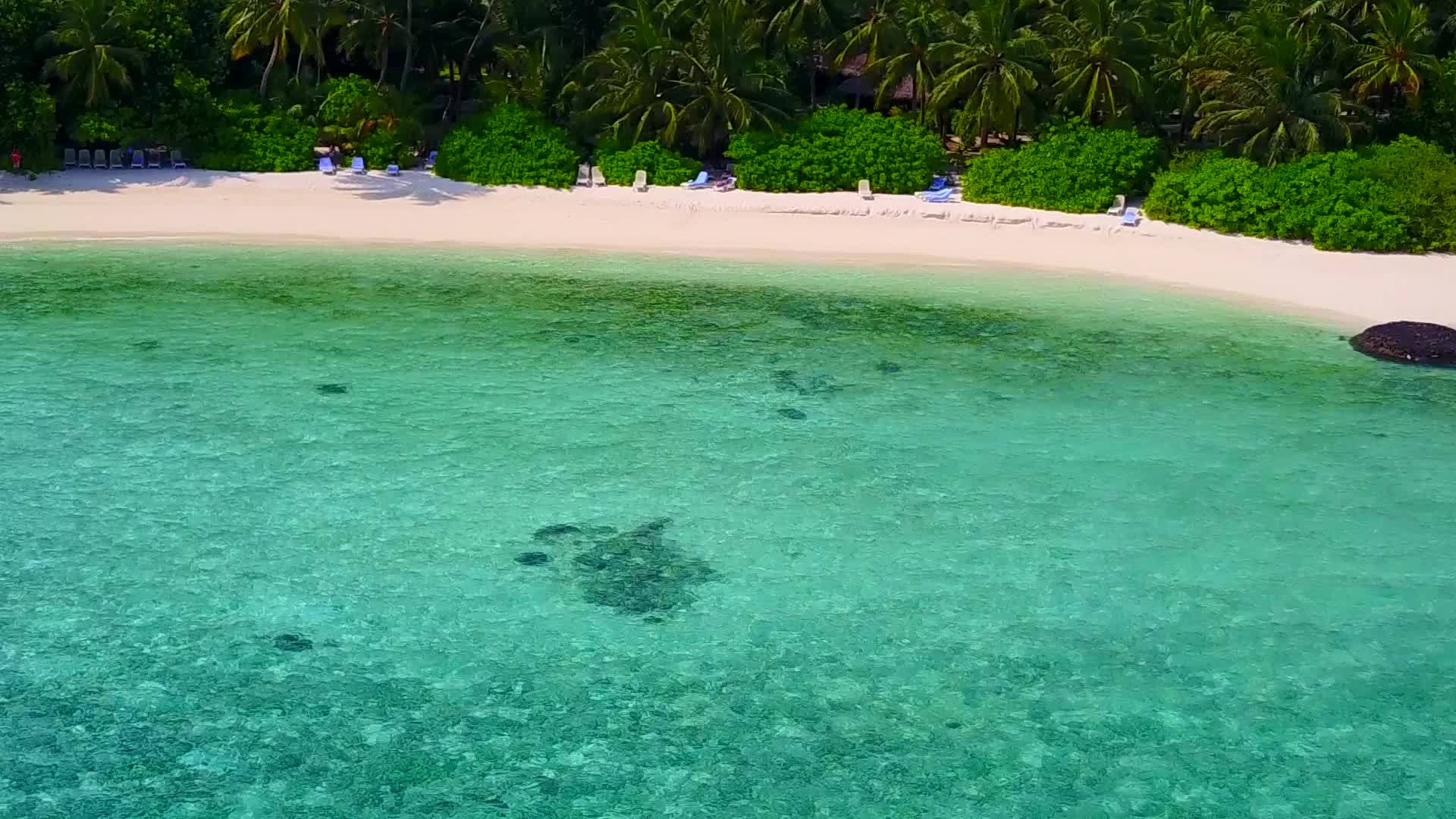 黄昏前有白色沙子背景的蓝海出海游热带岛屿海滩视频的预览图