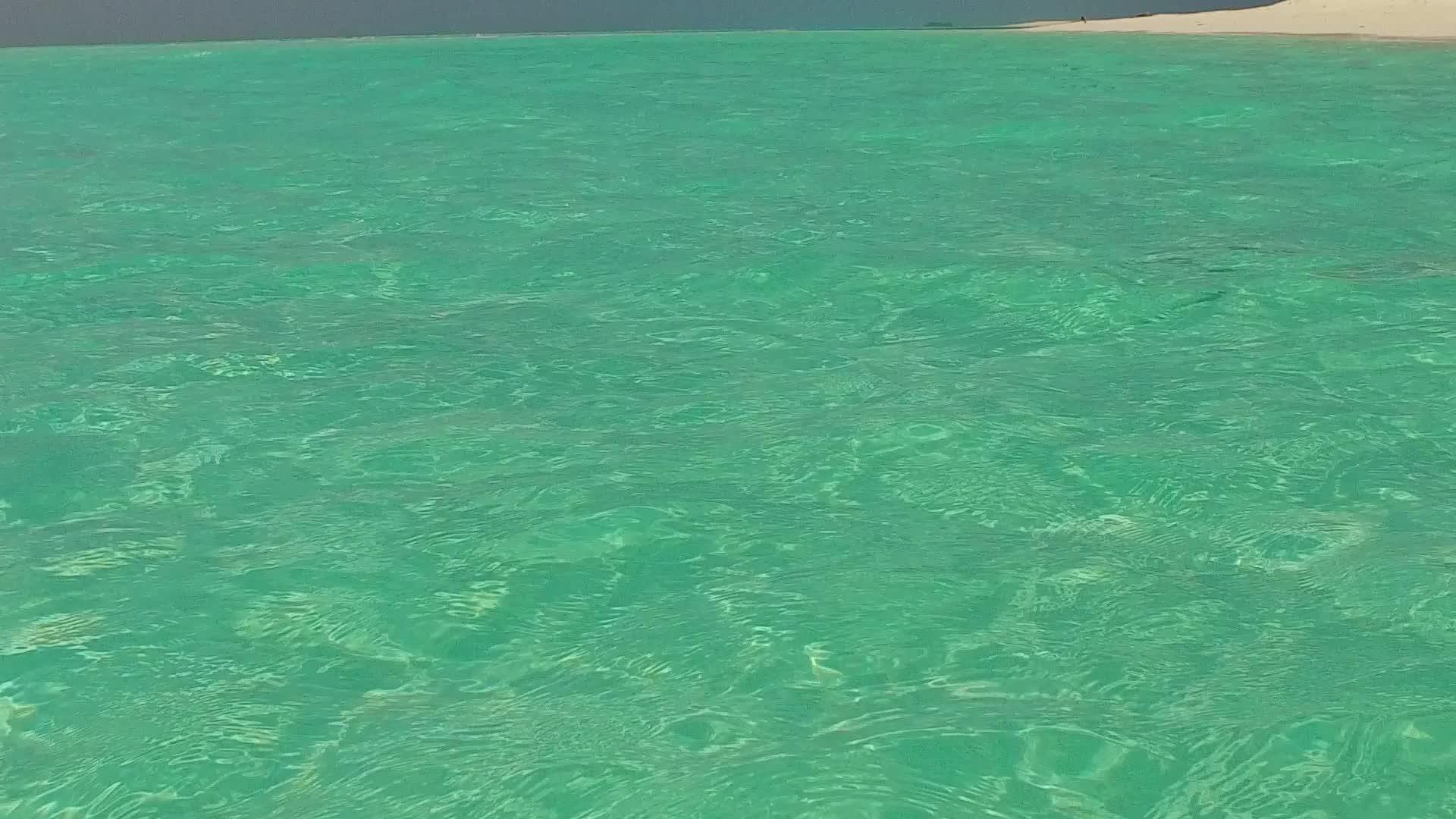 蓝色的水和接近冲浪的白色沙子是安静的度假胜地视频的预览图