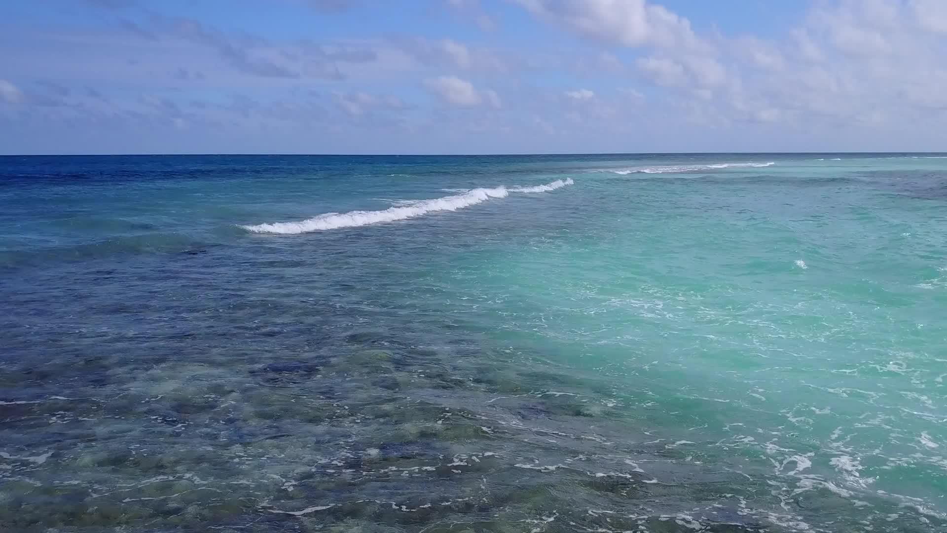 蓝色海洋的奇异海湾海滩探险风景空旷的沙巴附近有明亮的沙巴视频的预览图