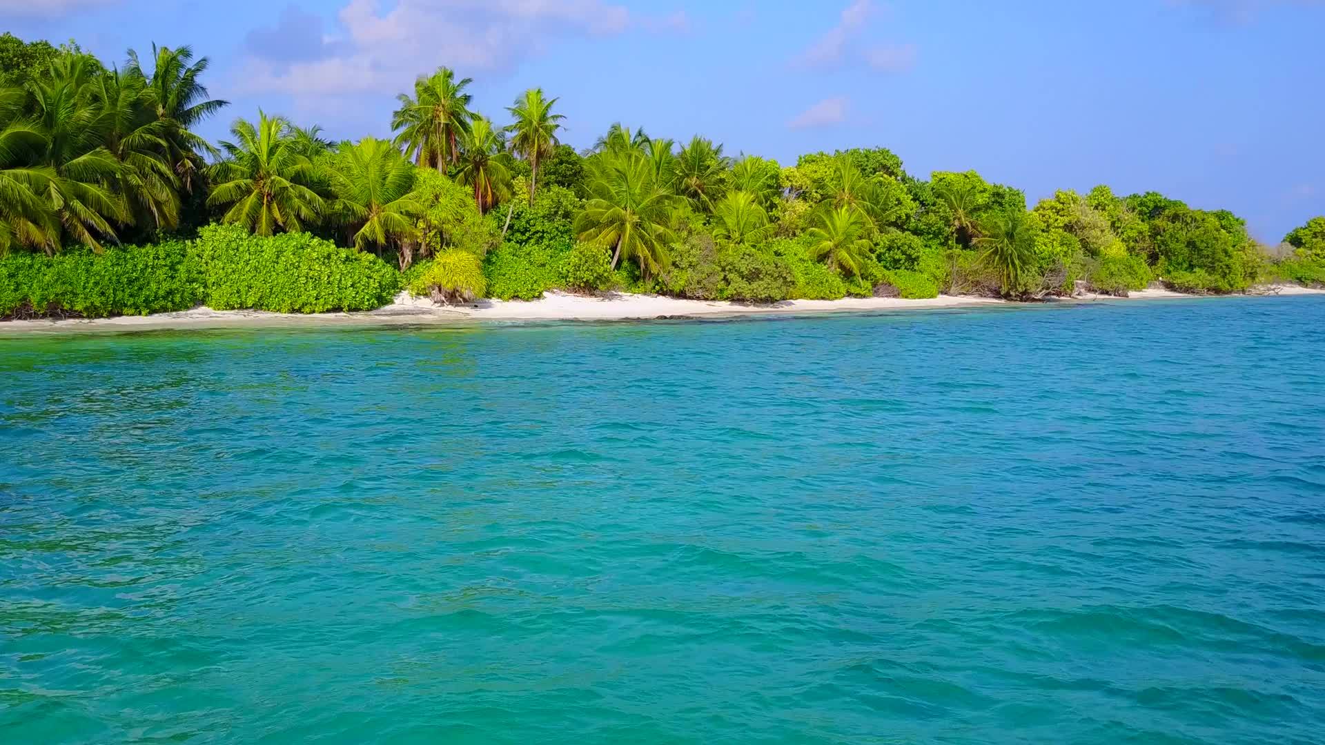 阳光明媚的海湾海滩度假胜地浅环礁湖和波浪附近的海浪视频的预览图
