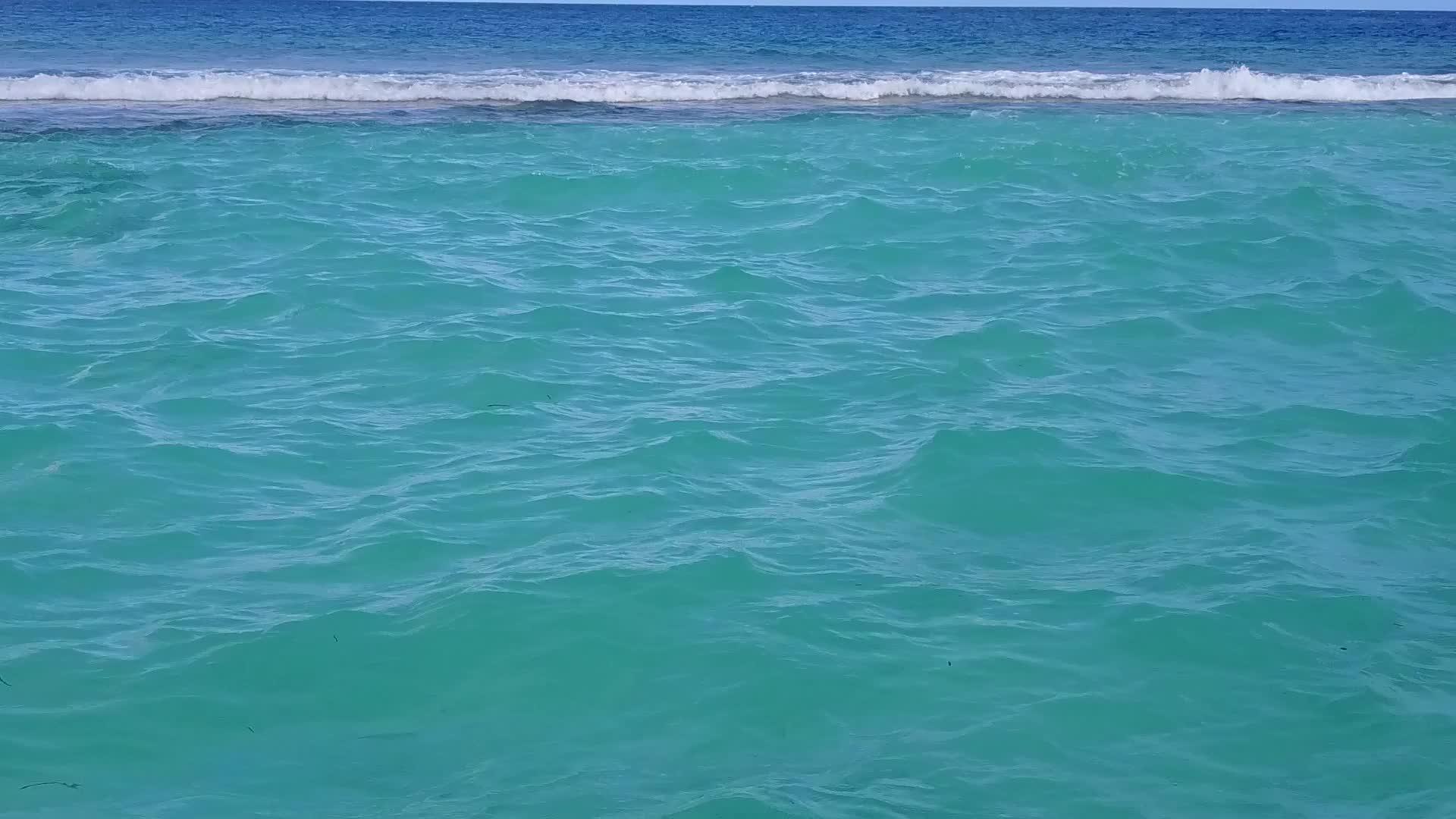 沙洲附近有白沙背景的蓝海热带海滩之旅视频的预览图