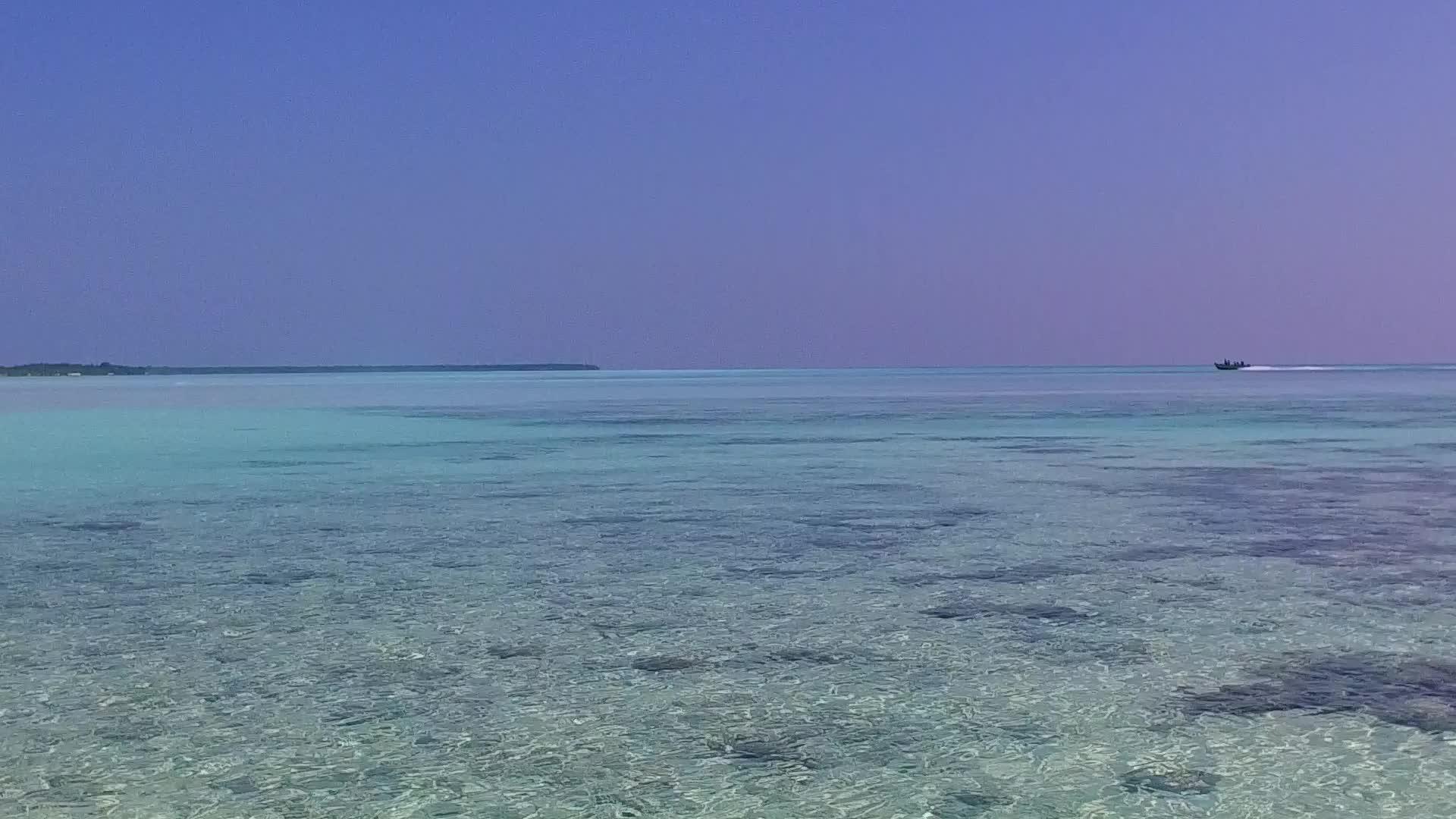 热带海洋风景在蓝海和阳光下的白色海滩背景下航行视频的预览图