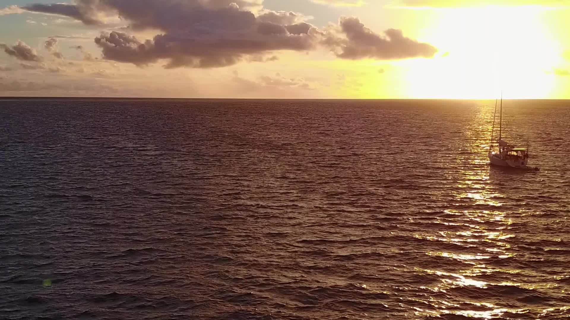 日出后以白沙为背景的环礁湖海滩突破了清海的宽角视频的预览图
