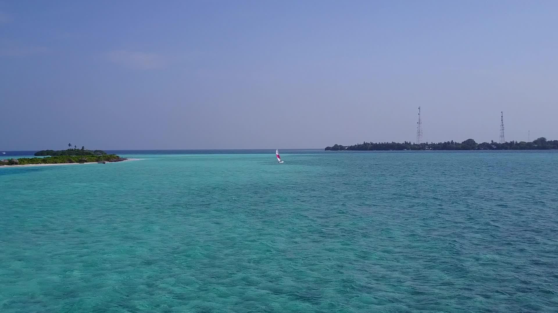 浅环礁湖和珊瑚礁附近的白沙背景视频的预览图