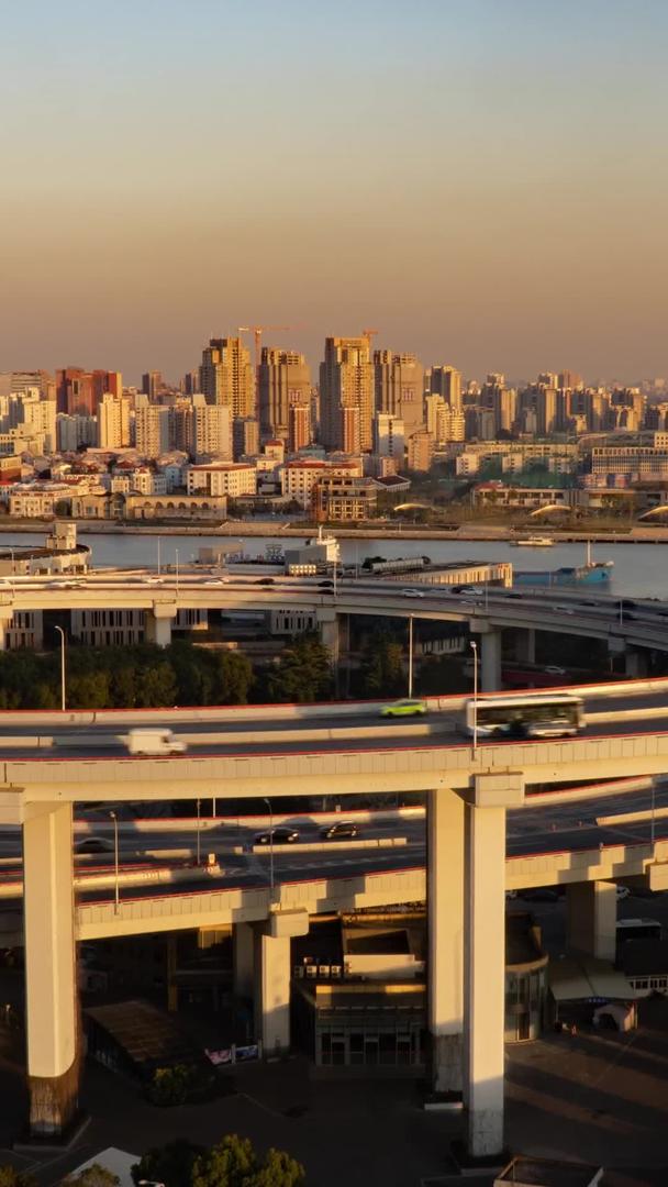 南浦大桥上海地标黄昏车流高架桥延时摄影视频的预览图