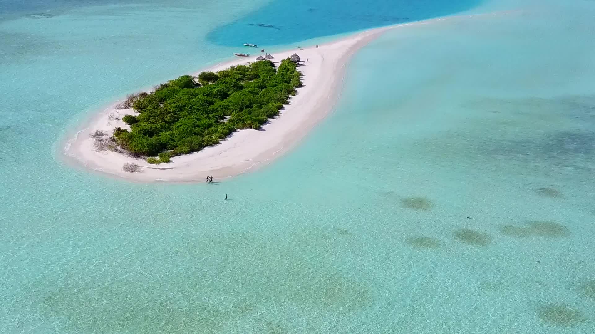 热带海岸线海滩靠近沙洲的浅海和明亮的沙滩视频的预览图