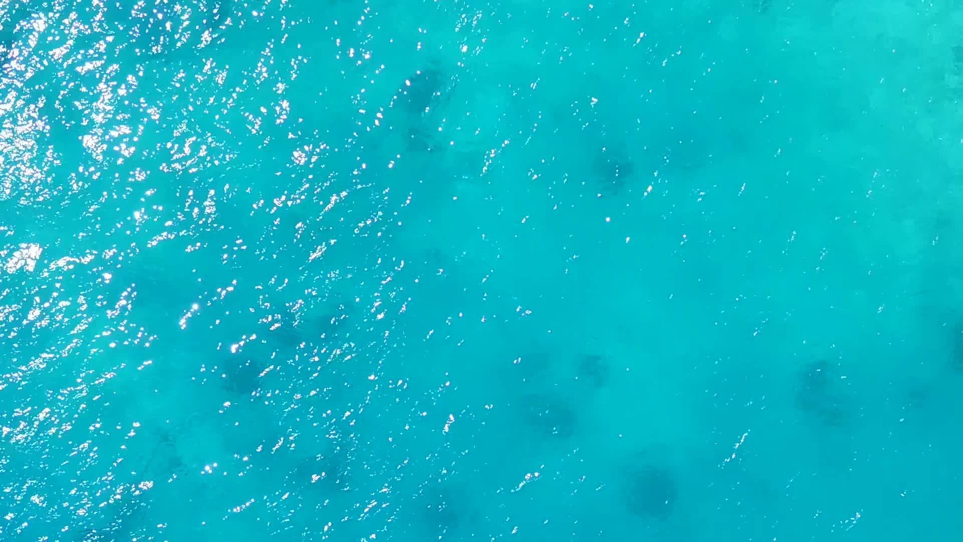 热带泻湖海滩度假宽角全景阳光下白沙底浅礁湖视频的预览图