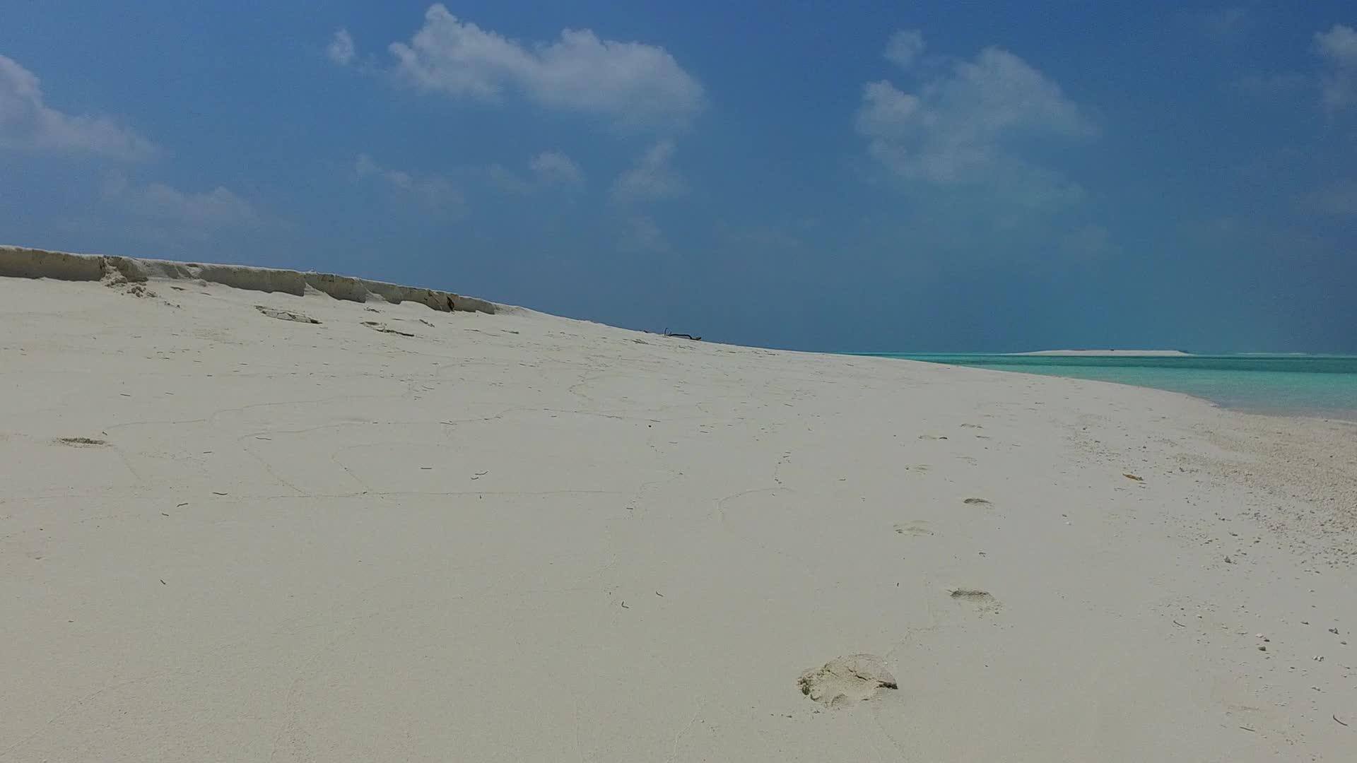 蓝色海洋和白色海滩的背景在海浪附近风景晴朗的海岸海滩视频的预览图