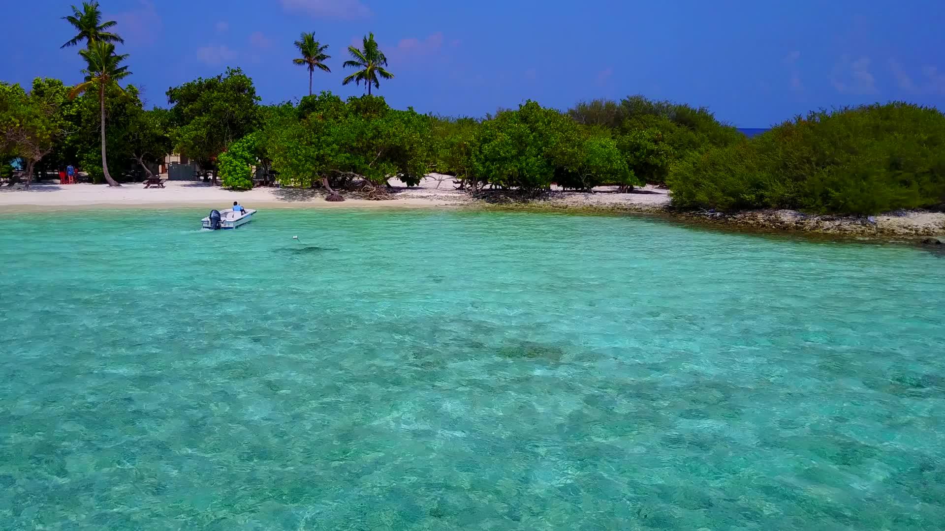 阳光明媚的豪华环礁湖海滩风景视频的预览图