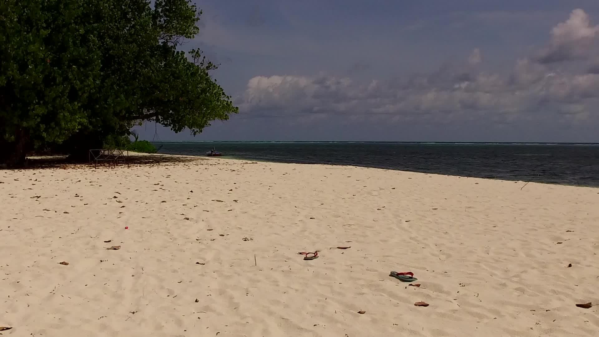 日出后阳光明媚的热带海洋海景以白沙为背景视频的预览图