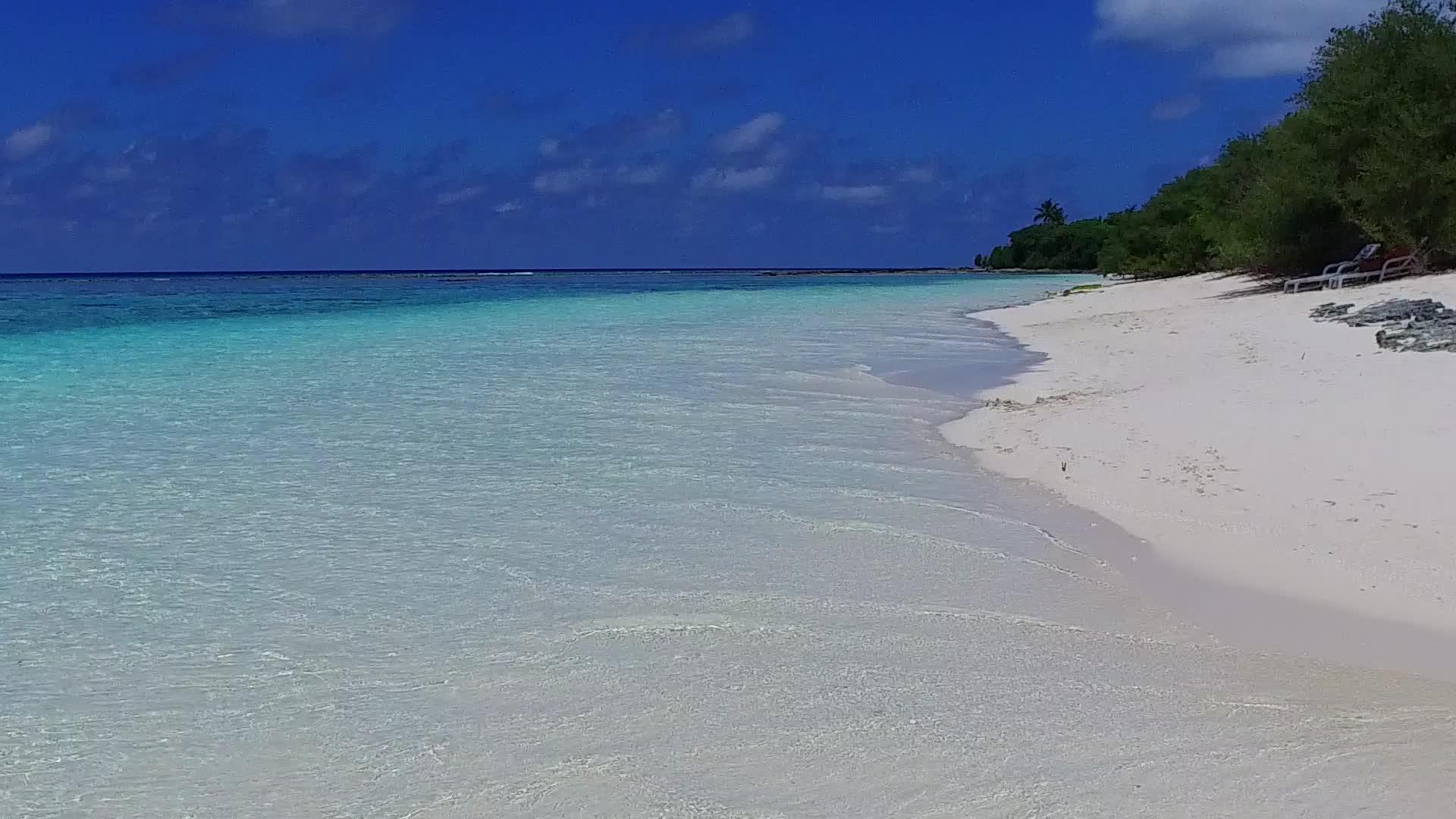 沙洲附近清澈的海洋和白色海滩背景的热带海岸海滩假日视频的预览图