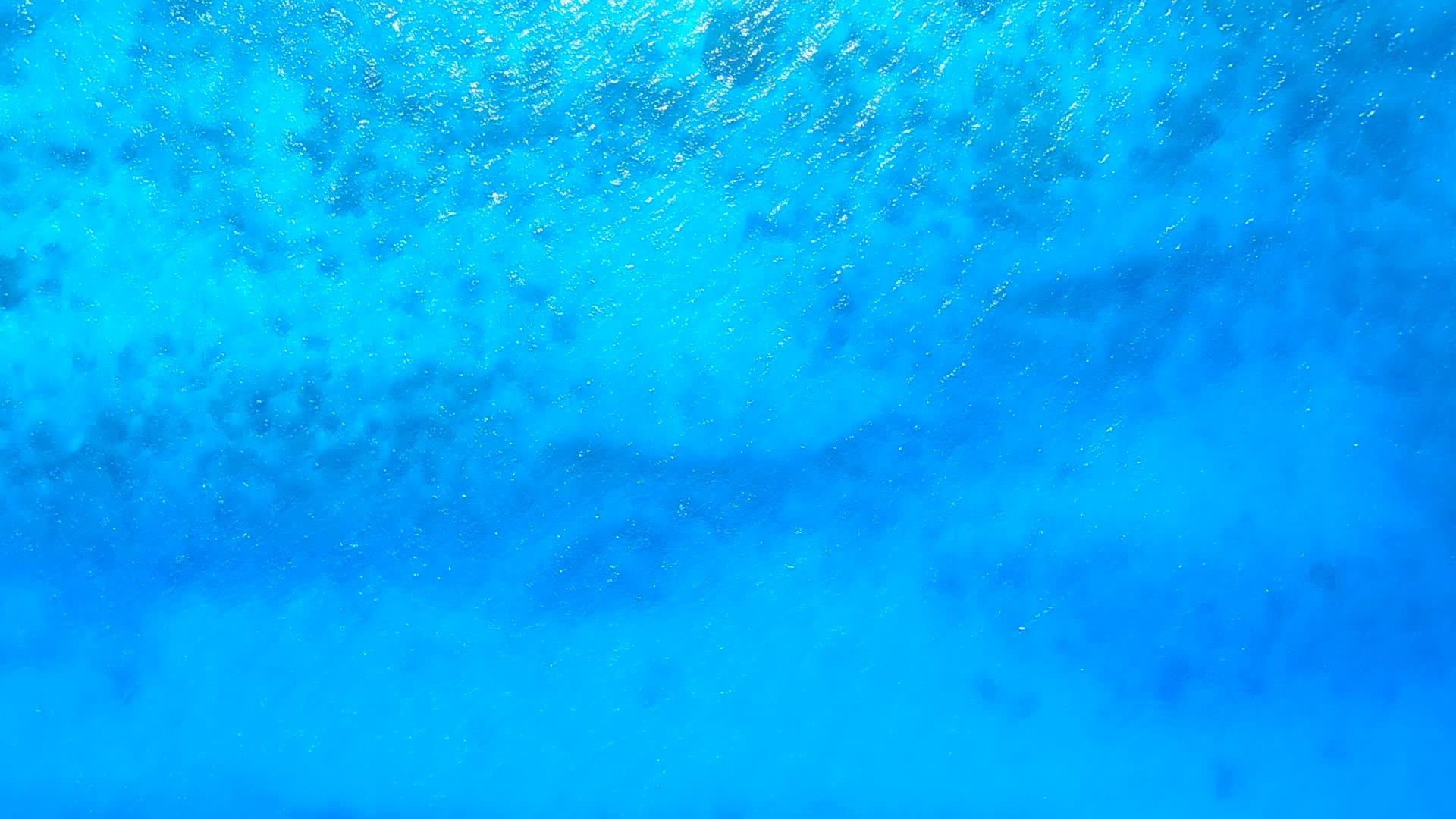 蓝海在日落前以蓝海和白沙为背景航行视频的预览图