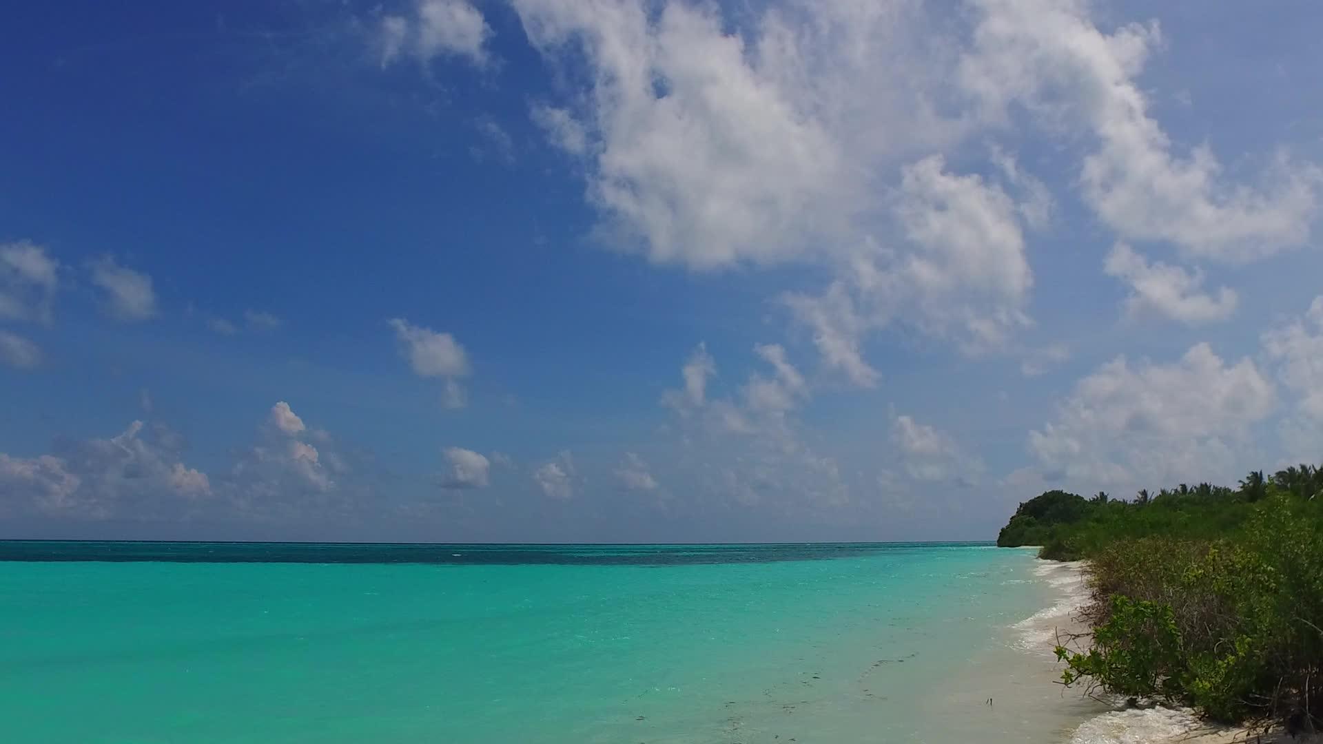 热带岛屿海滩的宽角风景在日落前以水、蓝水和白沙为背景视频的预览图