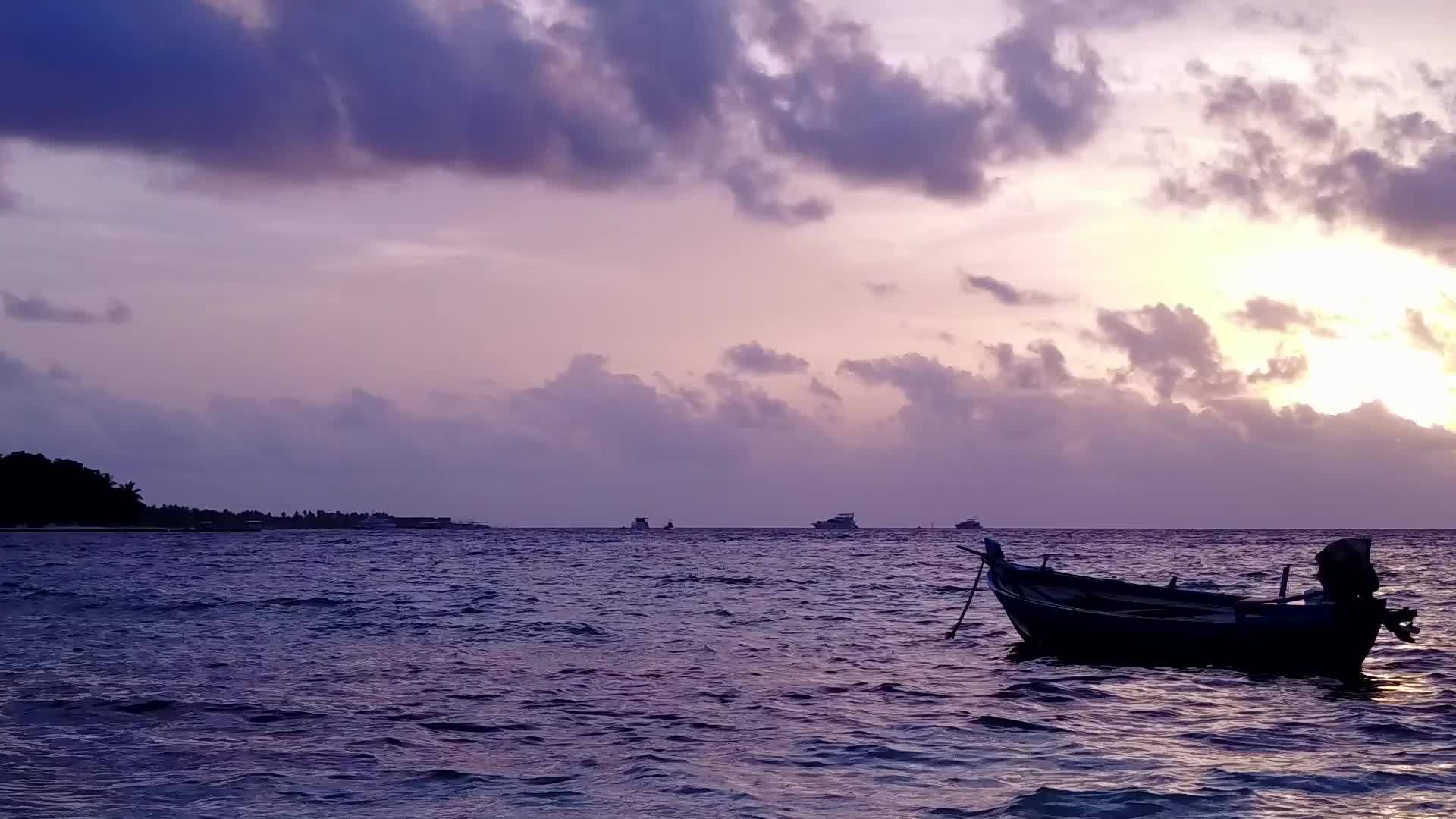 日出后以白沙为背景的蓝绿色海洋热带海滩日间景观视频的预览图