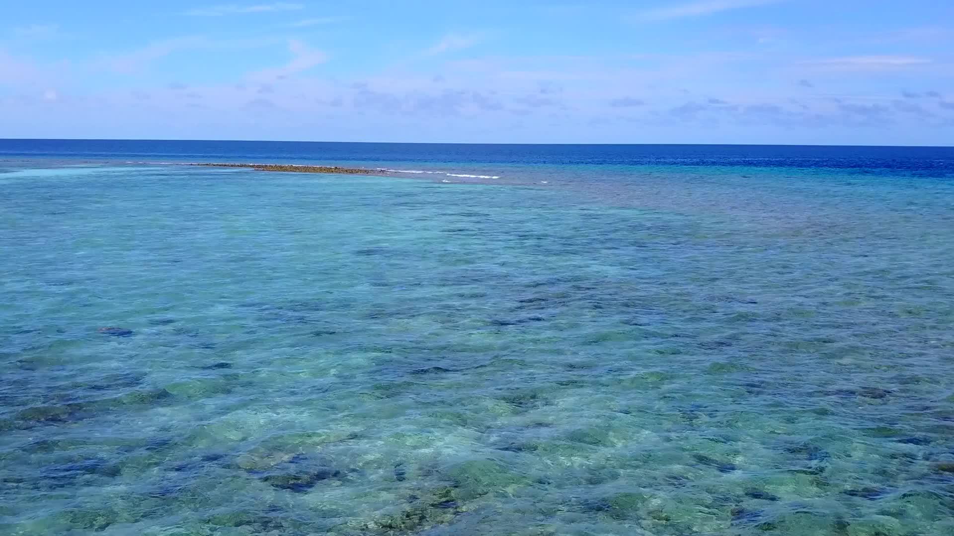 海洋海岸海滩冒险浪漫蓝海冒险近冲浪有白色沙子视频的预览图