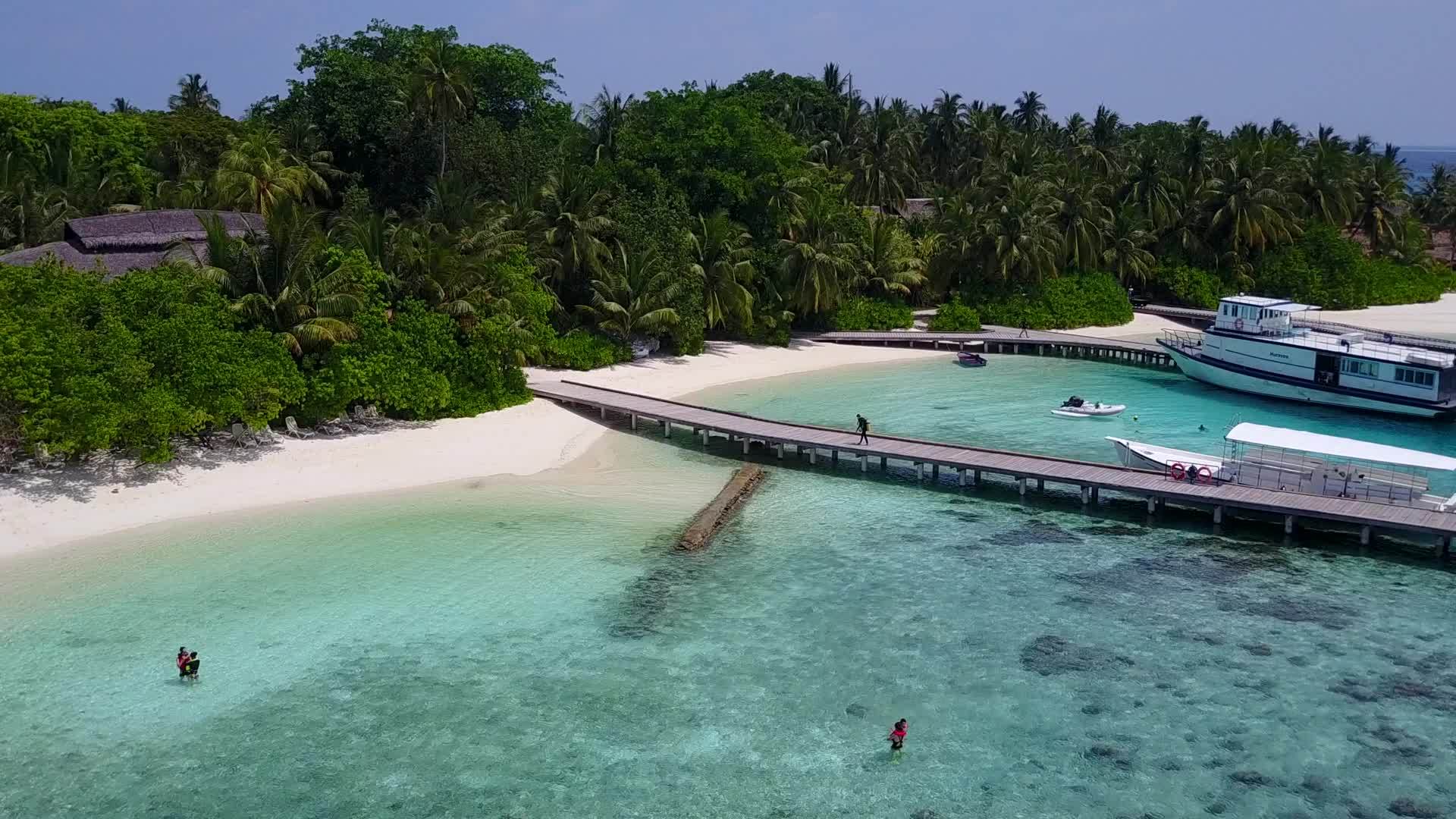 热带海岸海滩冒险广角风景海浪附近有白色沙子背景视频的预览图