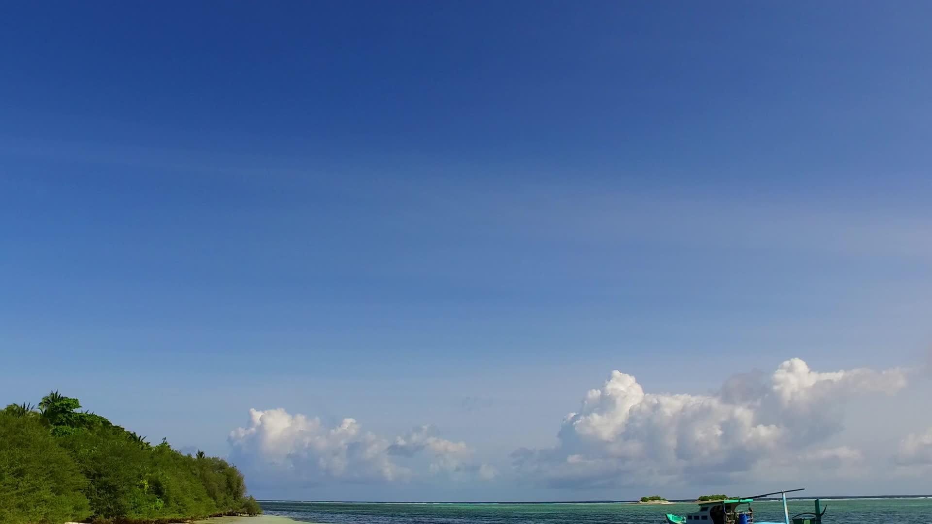 蓝假胜地附近的蓝色海洋和白色海滩的背景阳光明媚视频的预览图