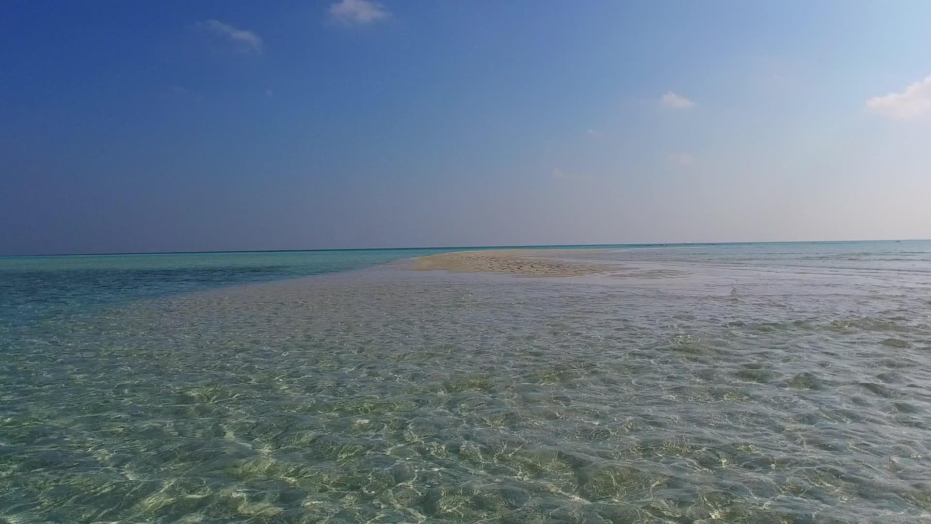 浅海和冲浪附近的白色海滩背景的海景是开放的海景是荒凉的海滩度假视频的预览图