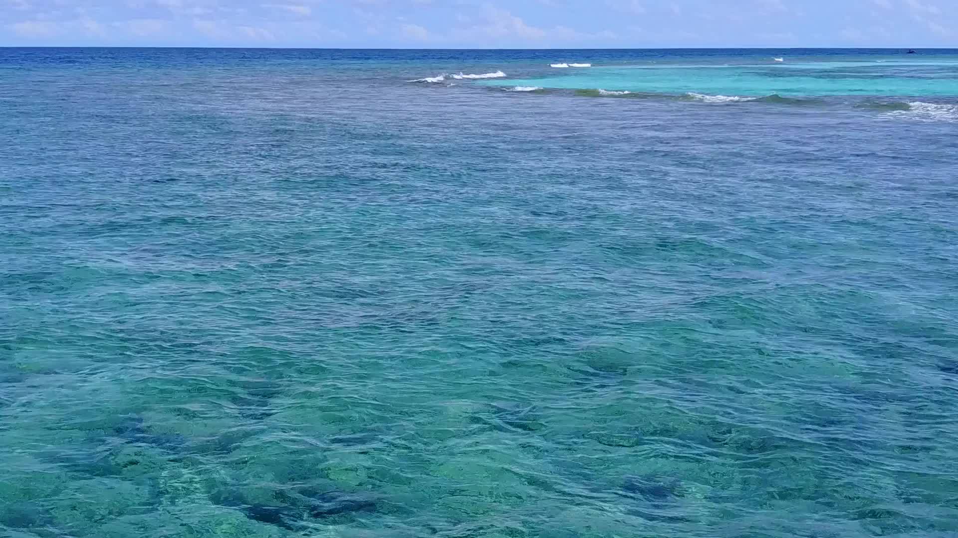 美丽的旅游海滩探索蓝海和阳光下的白色海滩背景视频的预览图