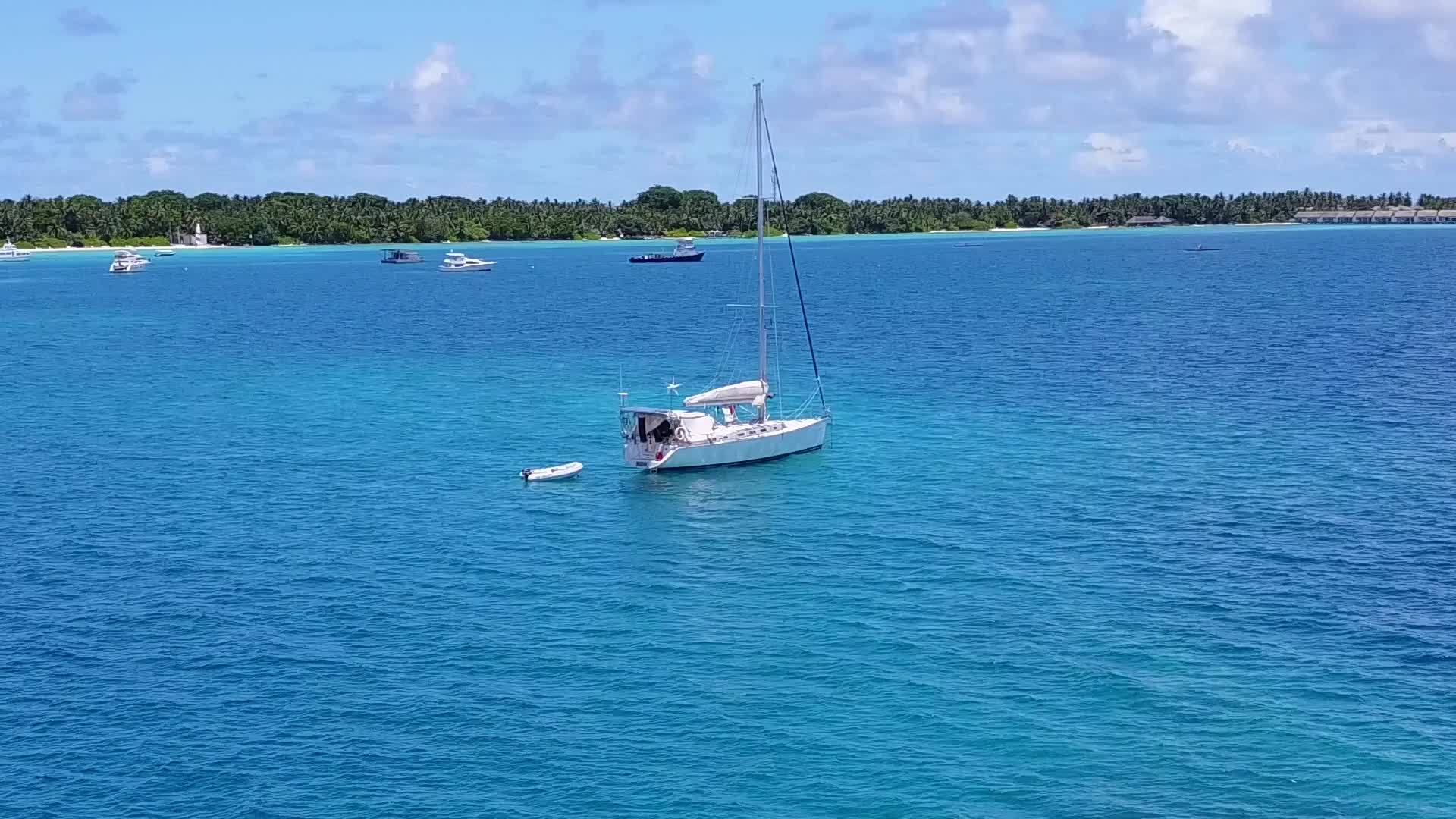 黄昏前绿色的环礁湖和干净的沙土背景在海边冒险视频的预览图