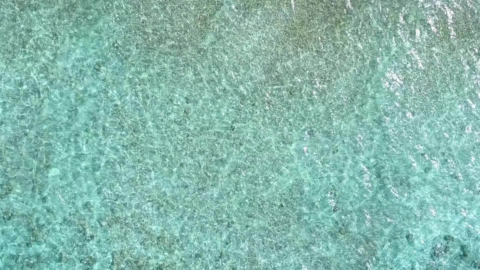 阳光明媚的度假胜地海滩节日抽象片段由蓝水和沙滩组成视频的预览图