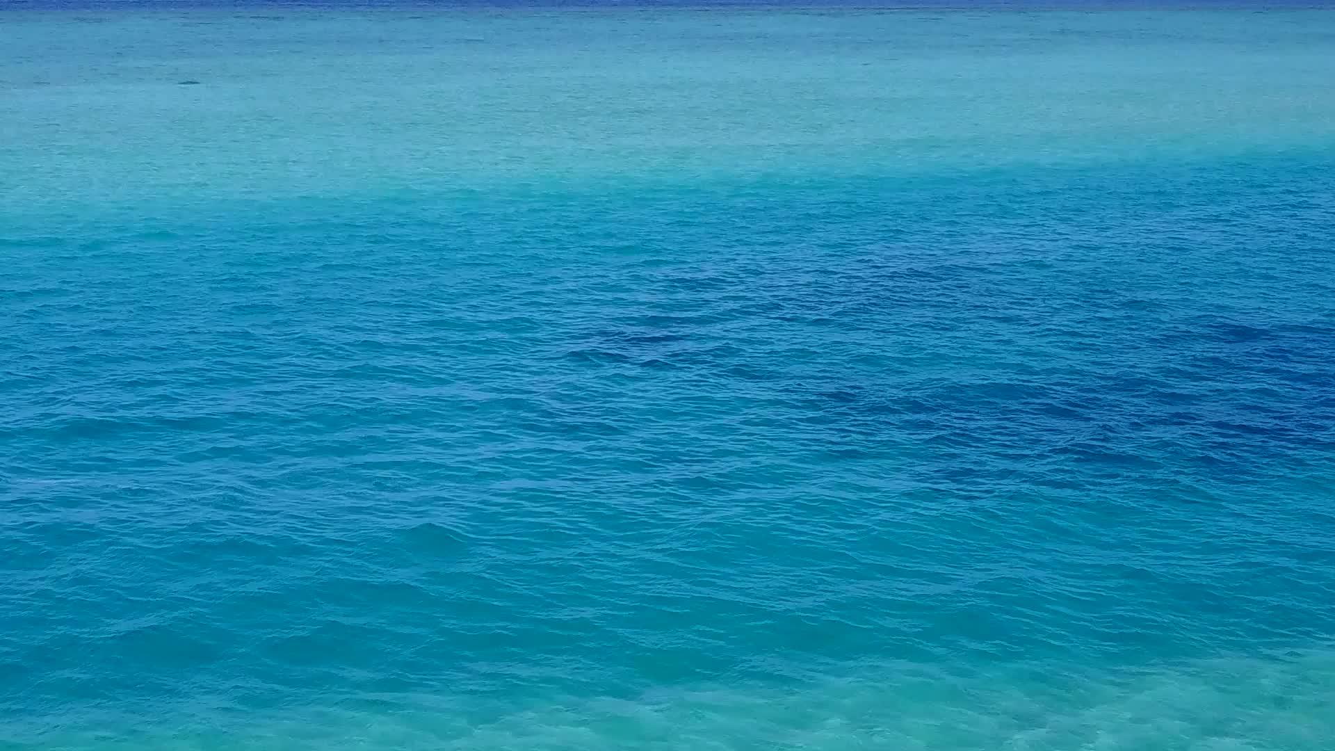 绿松石海美丽的度假海滩夏季风景接近白色海滩背景的波浪视频的预览图