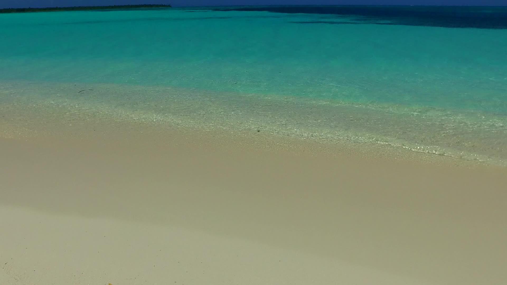白色沙滩旅游海滩假日假日靠近蓝色海洋和珊瑚礁视频的预览图