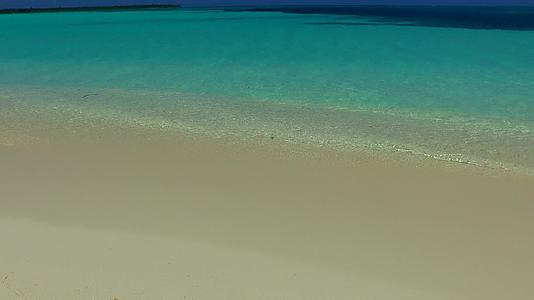 白色沙滩旅游海滩假日假日靠近蓝色海洋和珊瑚礁视频的预览图