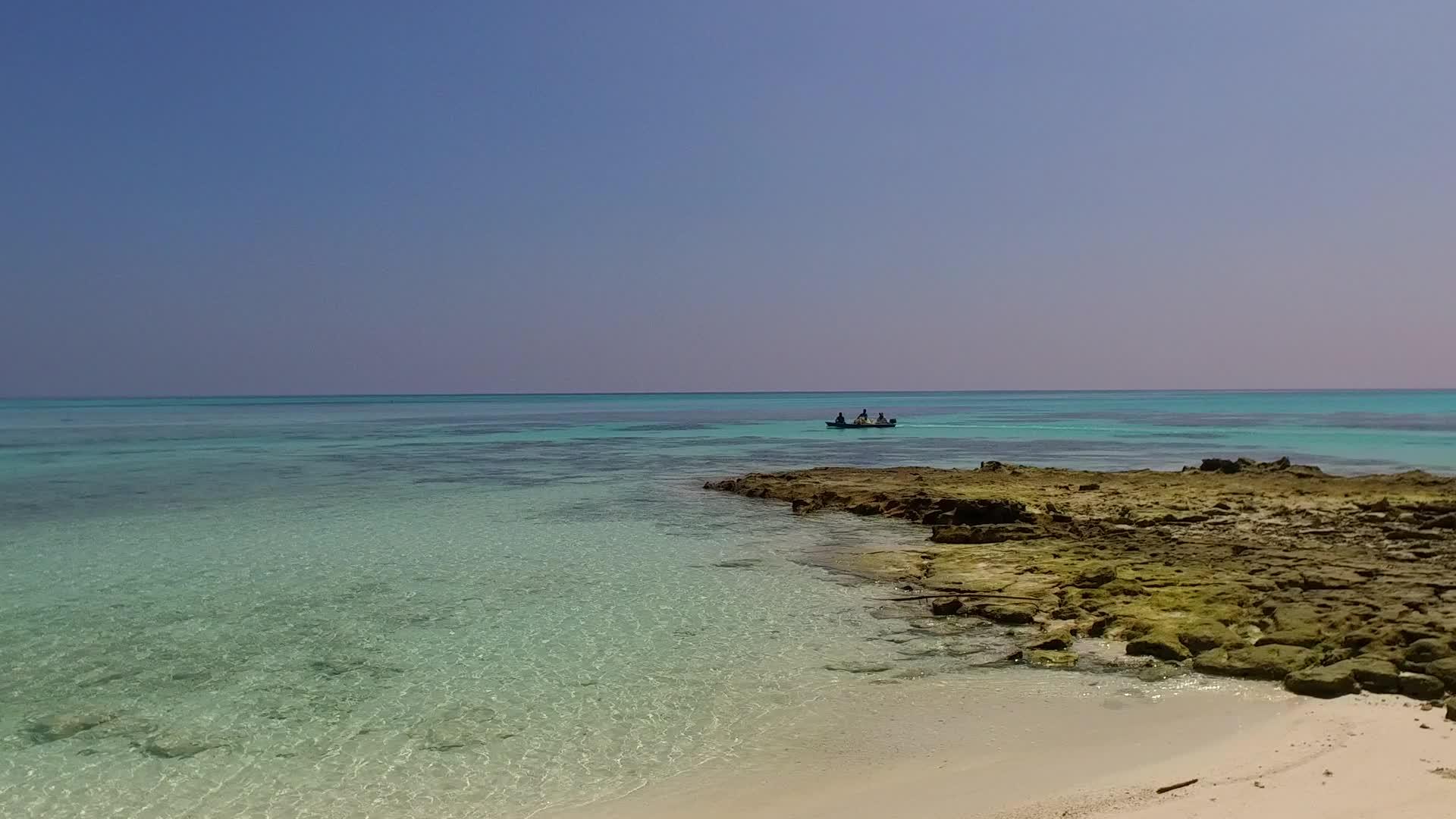 淡化海岸线海滩的特点是蓝水和海滩附近的白沙背景视频的预览图
