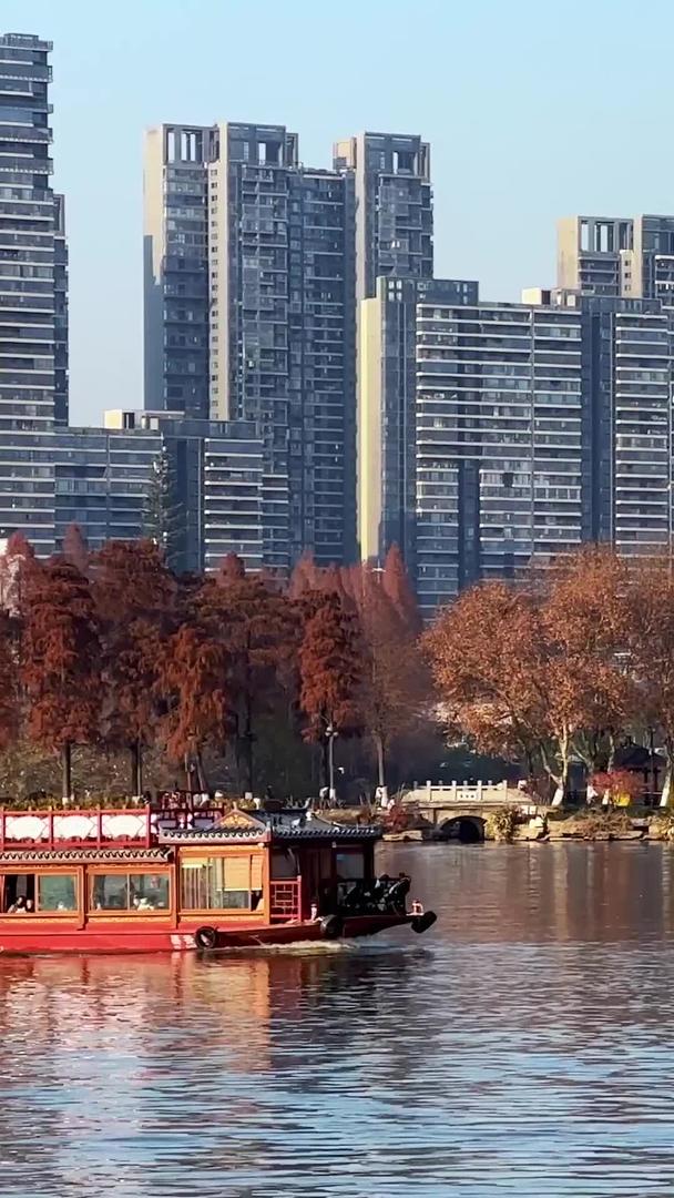 城市秋冬湖景自然风光驾驶中的游船素材视频的预览图