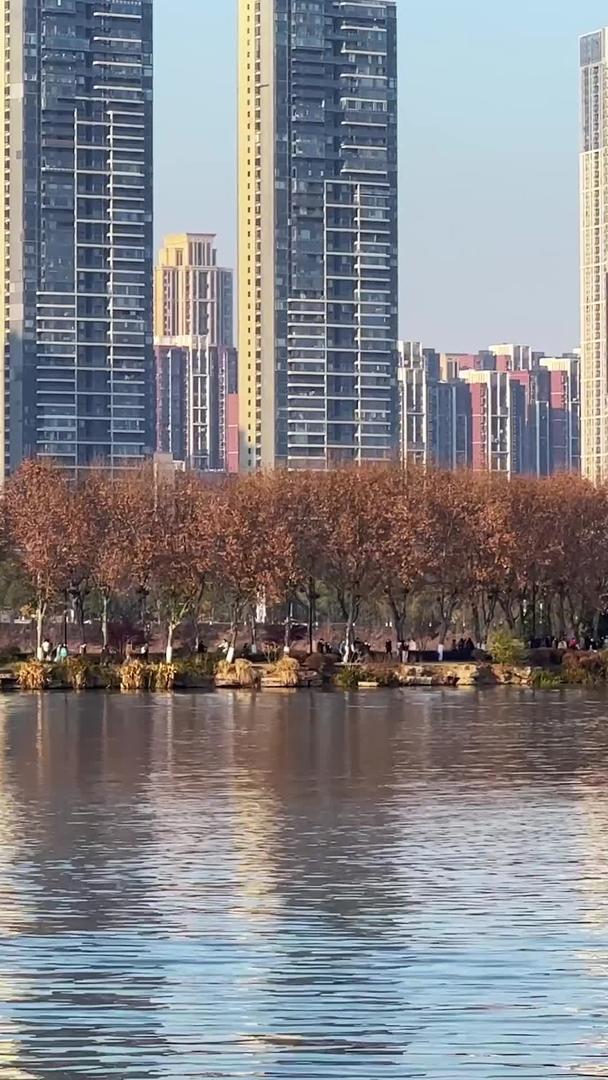 城市秋冬湖景自然风光驾驶中的游船素材视频的预览图