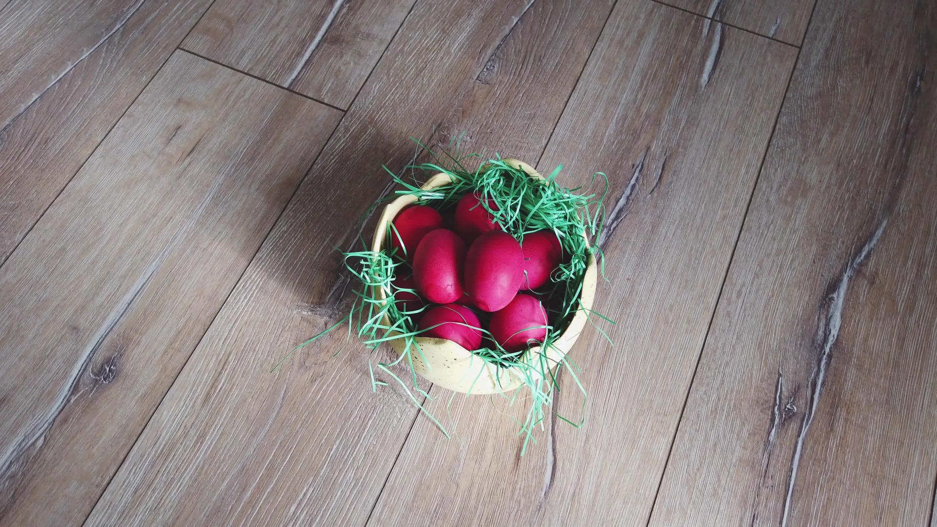 一个装满东方草和传统红蛋的碗视频的预览图