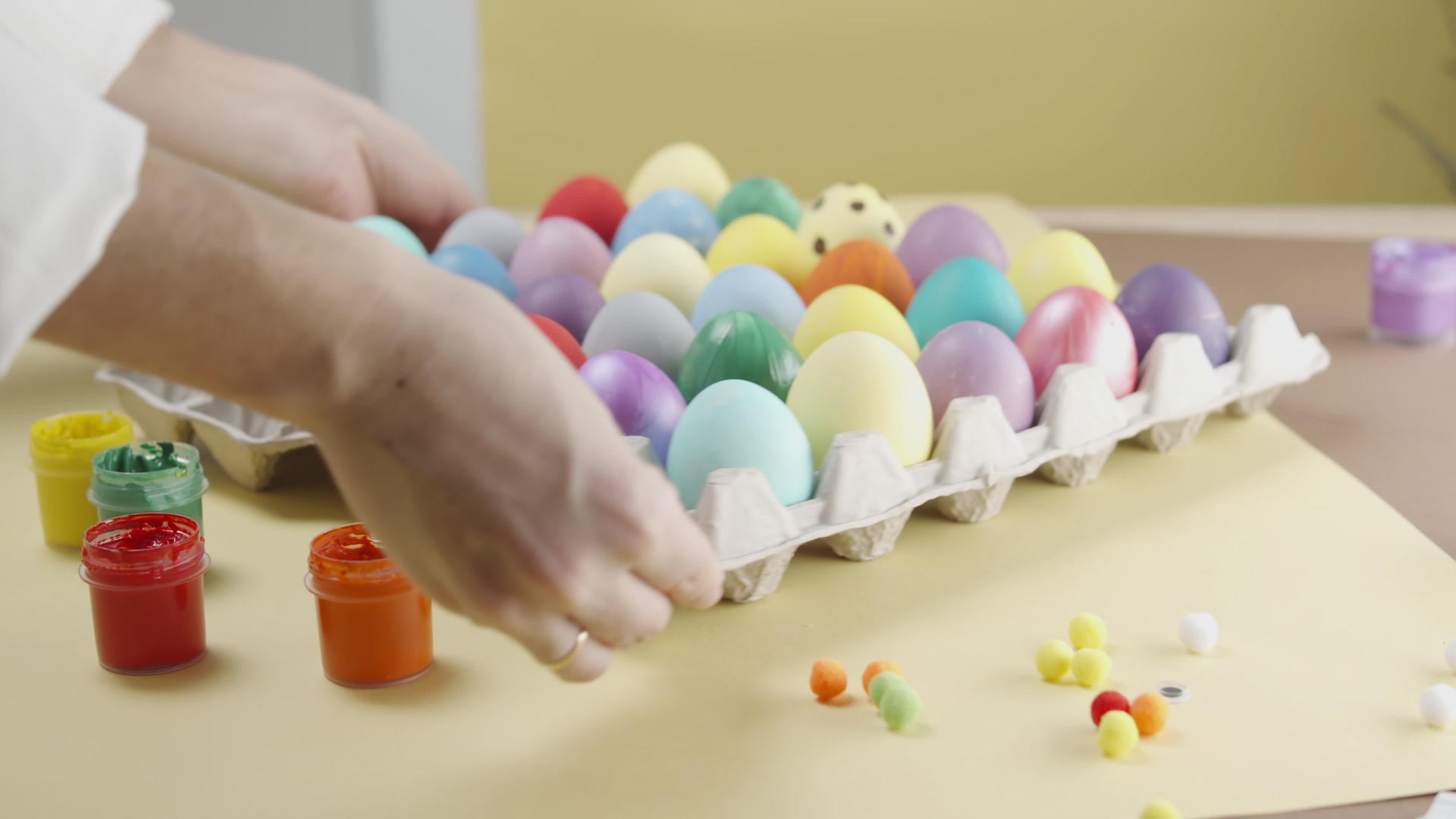 有彩色东方鸡蛋的盒子视频的预览图