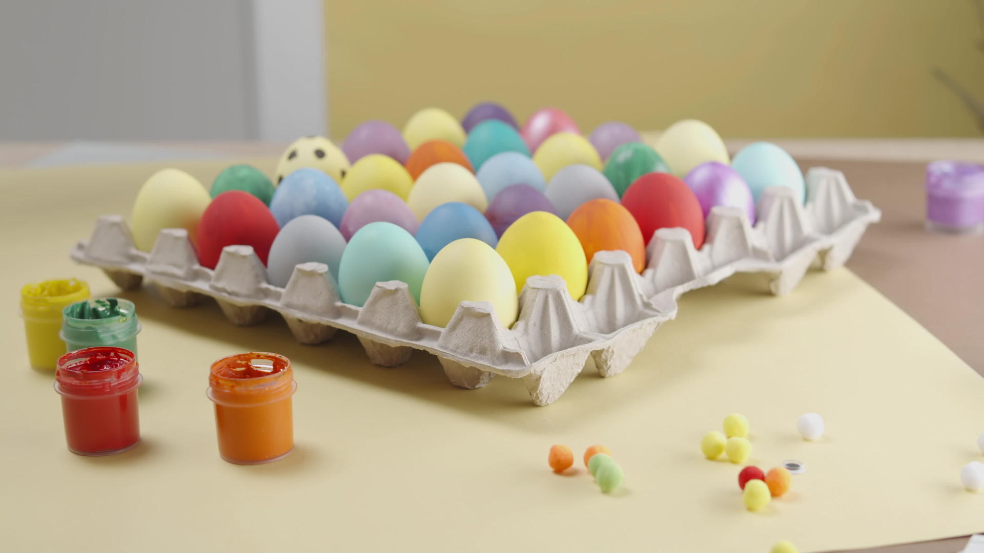 彩色鸡蛋涂在桌子上视频的预览图