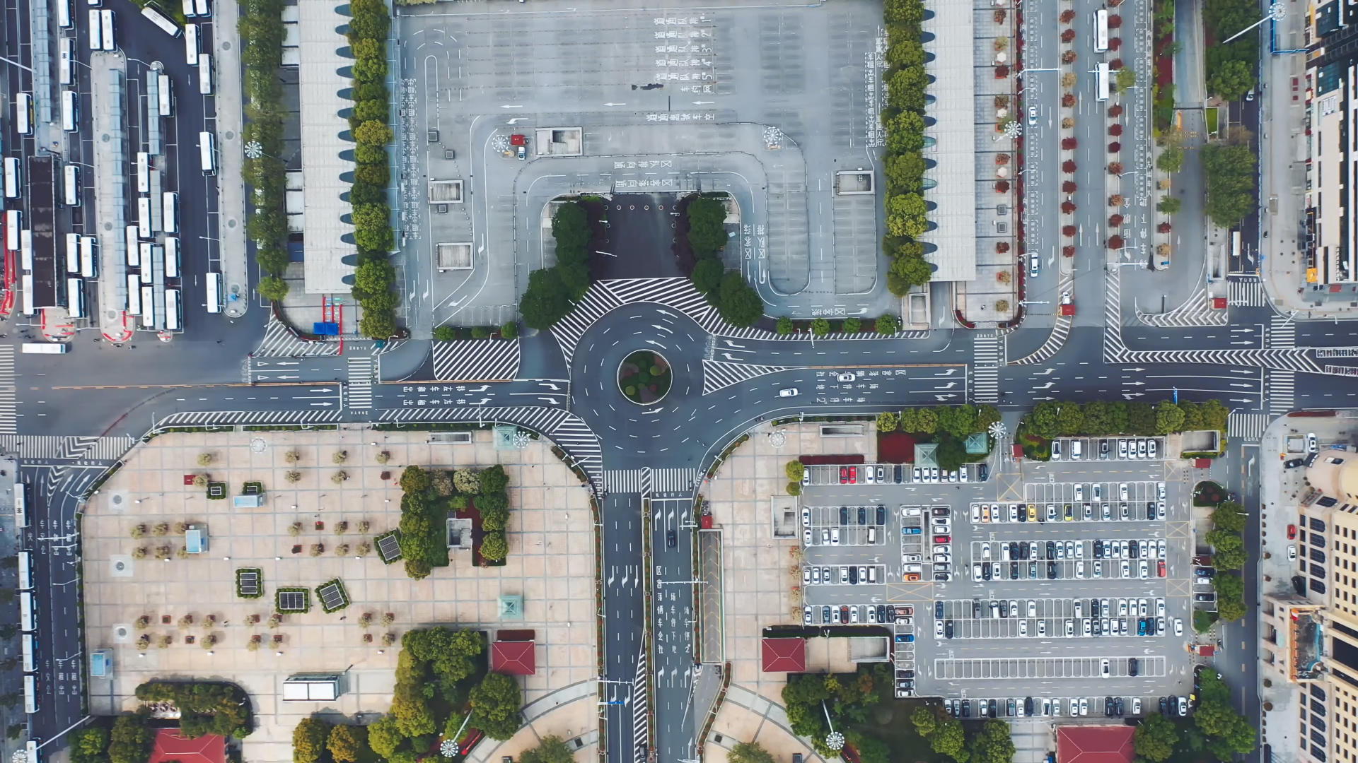 航拍城市火车站中心广场交通和停车场视频的预览图