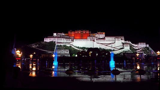 西藏布达拉宫的喷泉夜景视频的预览图