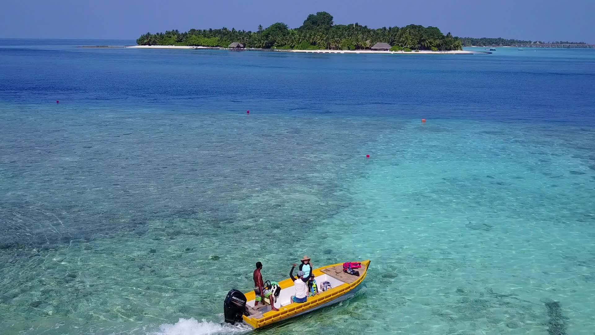豪华环礁湖海滩假日空浮质在度假村附近有水、蓝水和蓝水视频的预览图